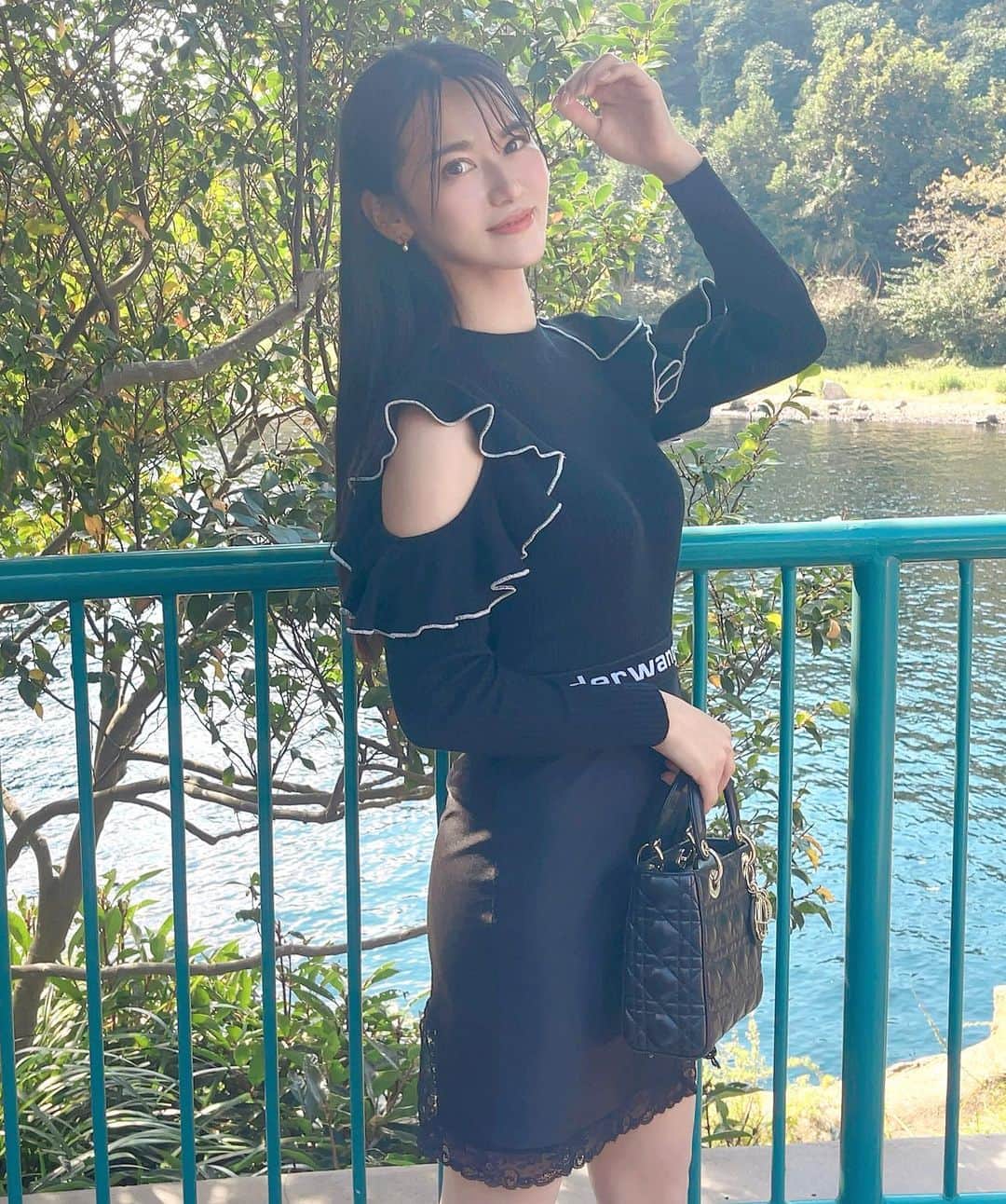 七尾エレナのインスタグラム：「今日33歳になりました✨ ものすごく幸せなお誕生日でした☺️  写真は全然関係ない いつかの秋服コーデ🎃  トップスはDURASの今年の秋服です✨ @duras_official  スカートは大好きな @alexanderwangny  #duras #duras_style #秋服コーデ #PR」