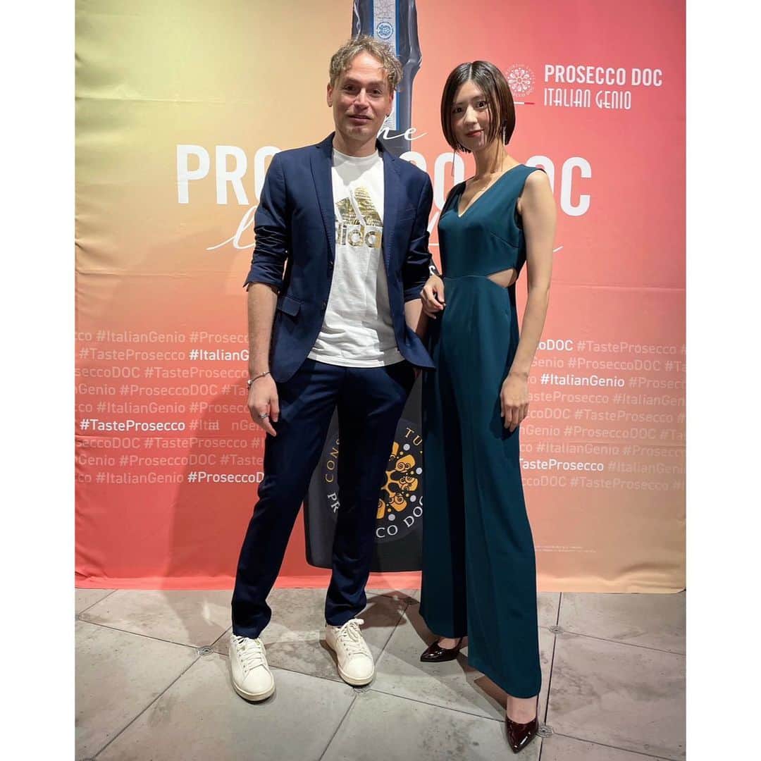 のインスタグラム：「プロセッコDOC保護協会のイベントに 参加させていただきました。 （今回はオープンなイベントではなく 皆様にお声がけできずでした😢）  プロセッコはイタリアのヴェネト州で造られる スパークリングワインのことです🍾  軽快な飲み口と、キレが良くも上品な発泡感が魅力です☺️  私もスパークリングなら プロセッコが好き🥳  値段も比較的安く、 世界で最も売れるスパークリング と聞いて納得しました。  そんなところから イタリア人とお酒の関係や ライフスタイルなどなど 面白いお話をたくさん聞くことができました🇮🇹❤️‍🔥  次はみなさんにお会いできますように！  イタリアの魅力を もっともっと伝えたいなぁ💕」
