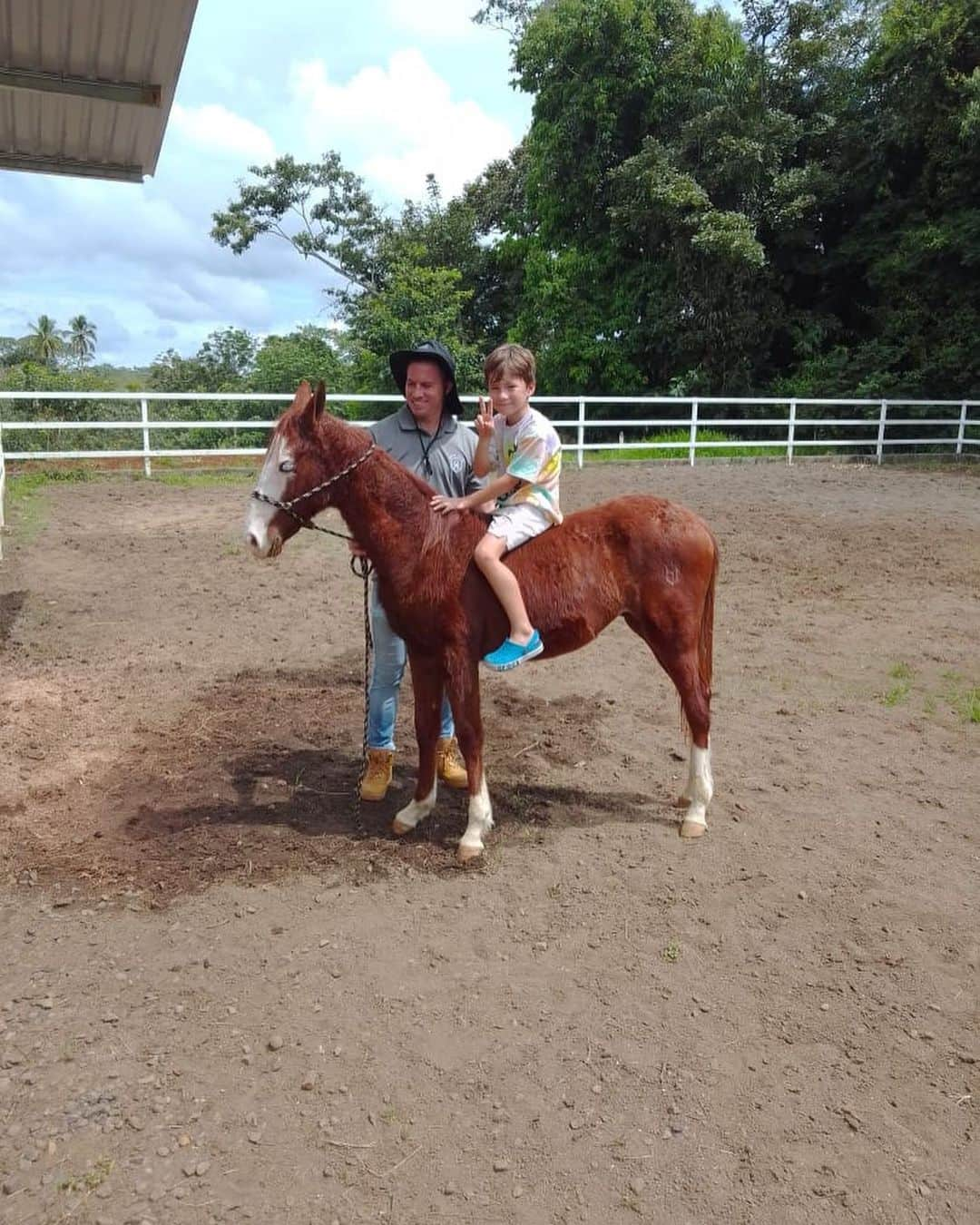 ブライアン・オビエドさんのインスタグラム写真 - (ブライアン・オビエドInstagram)「Día de finca en familia 😘👨‍👩‍👦‍👦🐎🐄…」10月31日 10時02分 - bryanoviedo8