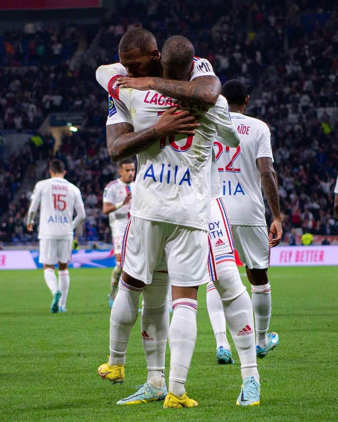 ジェローム・ボアテングのインスタグラム：「Good W at home! Whole team stood strong tonight. Thanks to our fans for the support! 💯  @OL   Bonne performance de toute l‘équipe! Merci à nos fans pour le soutien! 👏🏽」