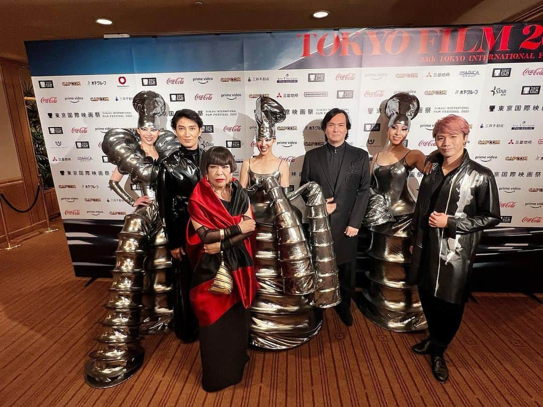 コシノジュンコのインスタグラム：「東京国際映画祭黒澤明賞受賞パーティーをプロデュースさせて頂きました。タップダンス、バレエにジョン健ヌッツォさんの歌に合わせて、帝国ホテルの斬新な新しいコース料理。ボウルルームは真っ白にモダンな空間で。関係者の皆さまありがとうございました！」