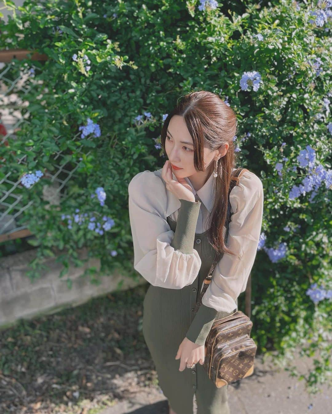 護あさなのインスタグラム：「. 🍂🍃🍐  🍃🍃🍃🍃🍃🍃  @rienda_official のワンピース 骨スト向きすぎて一目惚れ💚🤎💙  リエンダさん骨スト救済においてプロフェッショナルな社員の方いらっしゃいます？？ ってくらい毎季よくて買うもの迷う🥹👍✨  🍃🍃🍃🍃🍃🍃  あ、そうだ 今日は  🍂🍂🍂🍂🍂🍂  🎃happy Halloween🎃  🍂🍂🍂🍂🍂🍂  🍪🎃👻 そして良い一日を🫶  #骨格ストレート #骨格ストレートコーデ  #イエベ秋 #イエローベース #イエベオータム #イエローベース秋  #rienda #riendagirls #リエンダ #riendastyle」