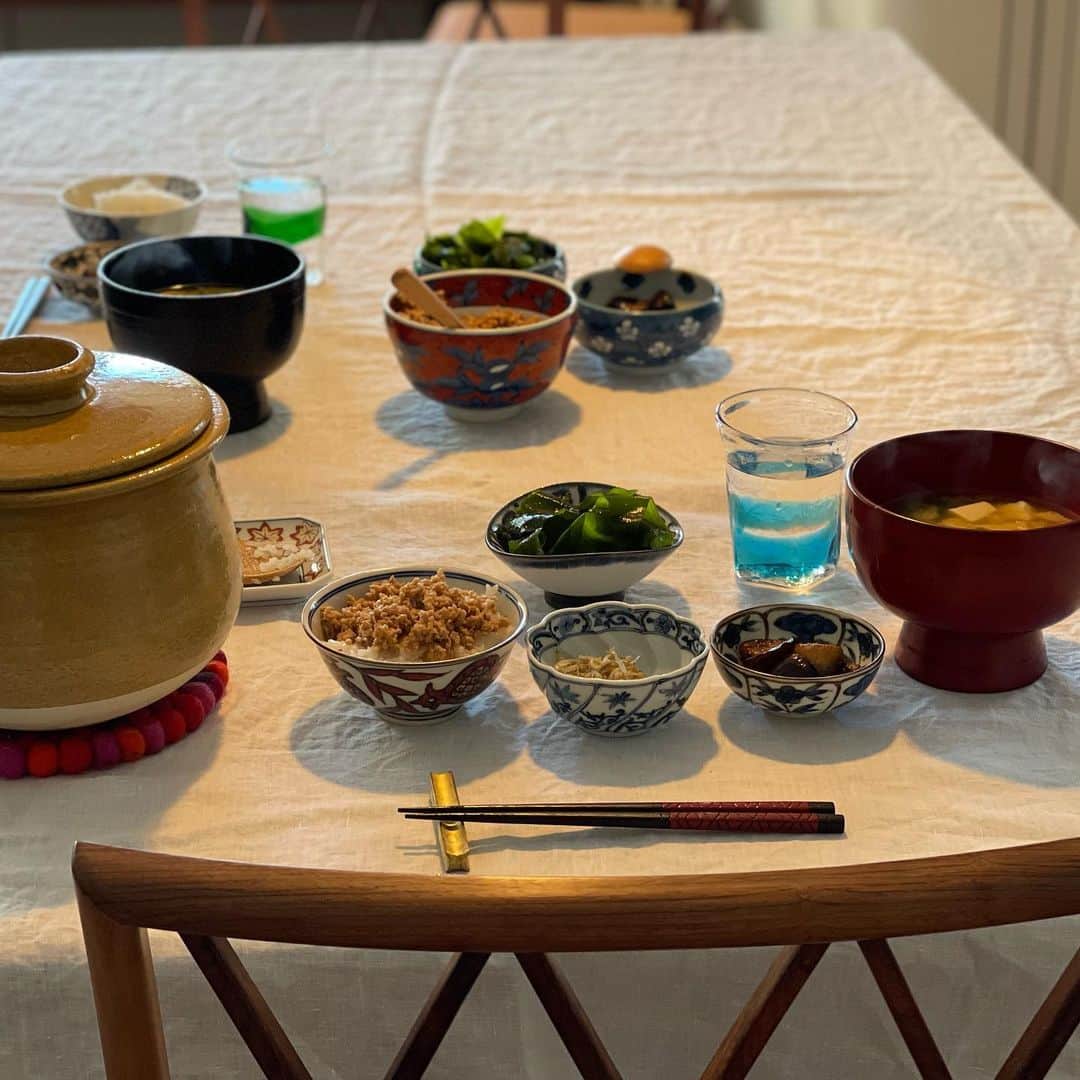 三浦瑠麗さんのインスタグラム写真 - (三浦瑠麗Instagram)「土鍋を新調したのではじめてつかってみました。この土鍋にいちばんよい炊き方はまだまだ試行錯誤が必要かもしれない。 鶏そぼろ、わかめサラダ、茄子の味噌炒め。 お揚げさんと九条葱とお豆腐のおみおつけは娘がつくりました。」10月31日 9時41分 - lullymiura