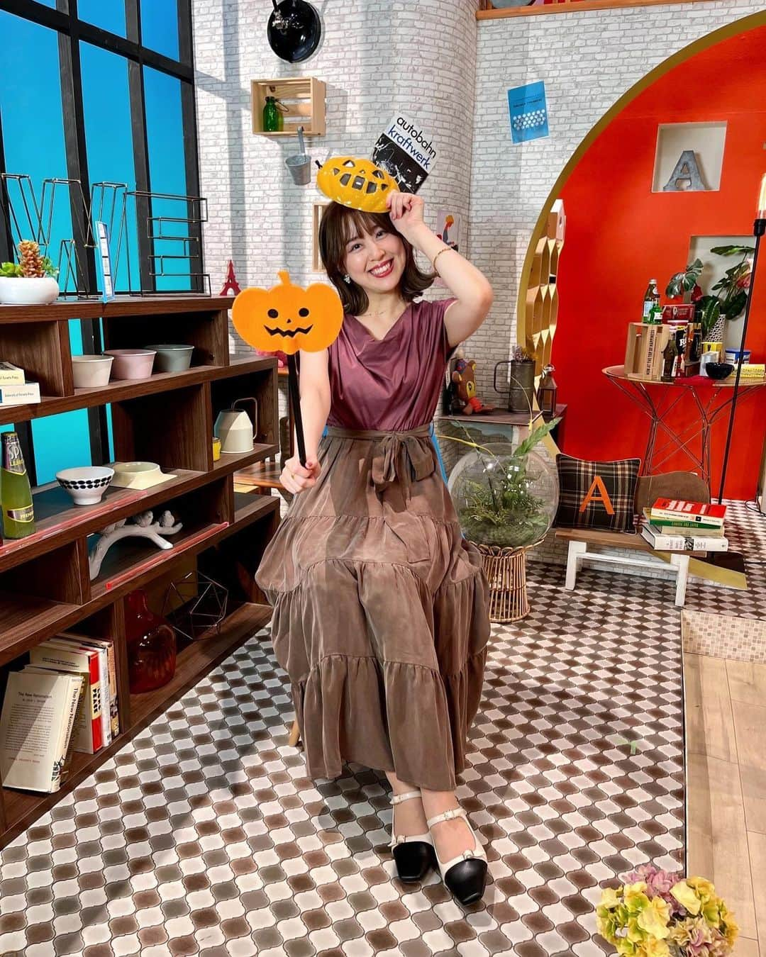 磯田彩実のインスタグラム：「. #happyhalloween   #ハロウィーン #みんなは仮装した？  #a_time #tvh#アナウンサー#磯田彩実 #outfit#herlipto」