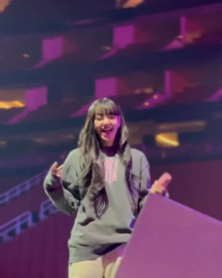 リサのインスタグラム：「Bornpink World Tour in HOUSTON—Sound Check day 2 fancam . . ctto: . #LISA #LALISA #리사 #블랙핑크 #BLACKPINK #LALISAMANOBAN #LALISAMANOBAL #blackpinklisa #lisablackpink」