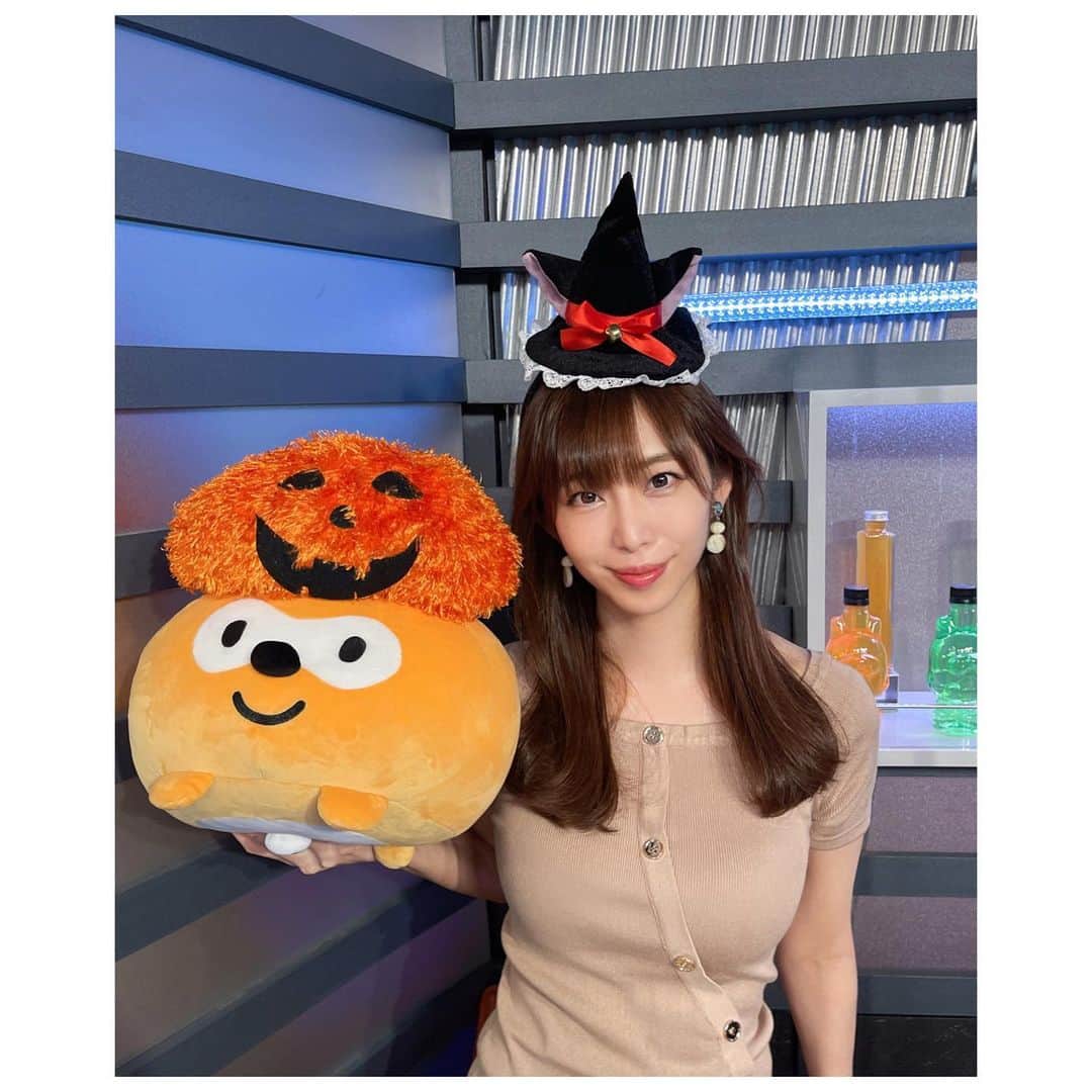 塩地美澄のインスタグラム：「日付変わってHappy Halloween🍭🎃  生放送中 コメントも沢山有難うございました🍬 また一緒に競輪も楽しみましょうね〜👻  ✅11/1 週刊アサヒ芸能　発売  ✅11/3 テレビ東京『じっくり聞いタロウ』  ✅イメージDVD「艶やか美」発売中  ✅写真集『瞬間（とき）』発売中  ✅2023年カレンダー 発売中 ※11/5（土）お渡し会の詳細はハイライトへ #塩地美澄」