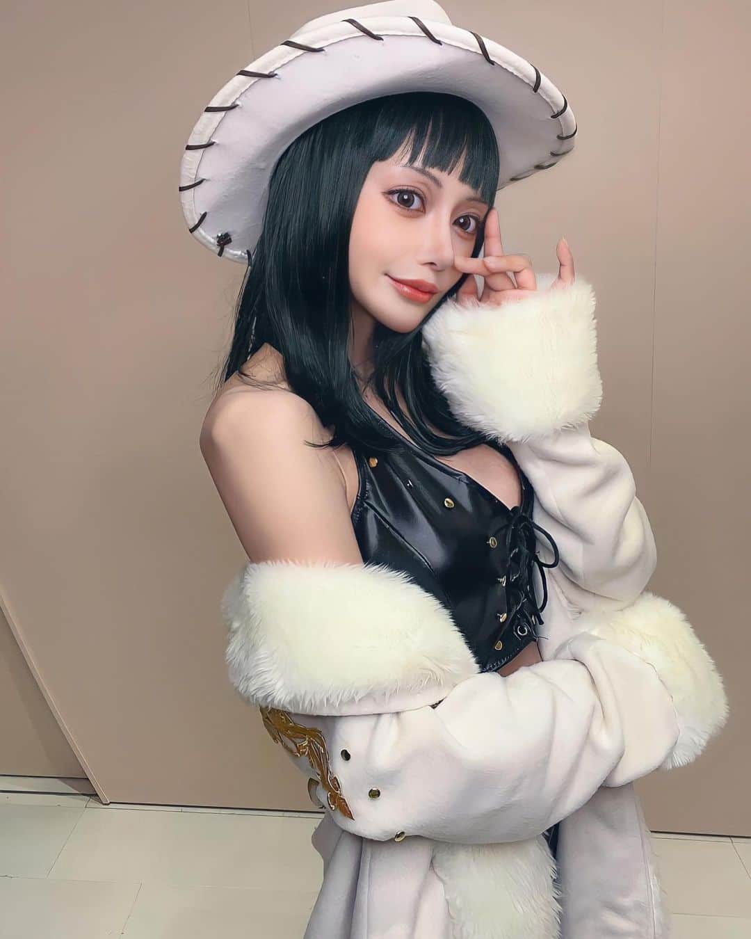 明日花キララのインスタグラム：「やっほーロビンだよ😈 1人だけ新世界に行けず取り残されちゃった😈🏴‍☠️ この日はコスプレ専門のメイクさんに ロビンメイクしていただきました！！ 眉毛を棒にして目の形を変えて ノーズシャドウぎゃんぎゃんです👃🏻  あまり詳しくないのにONE PIECEのコスプレして嫌な思いさせちゃった方すみませんでした🙏🏻 これを機に読み込んで海賊王になるからね🦹🏻‍♀️🤍  #ニコロビン  #悪魔の子 #ミスオールサンデー  #ONEPIECE」