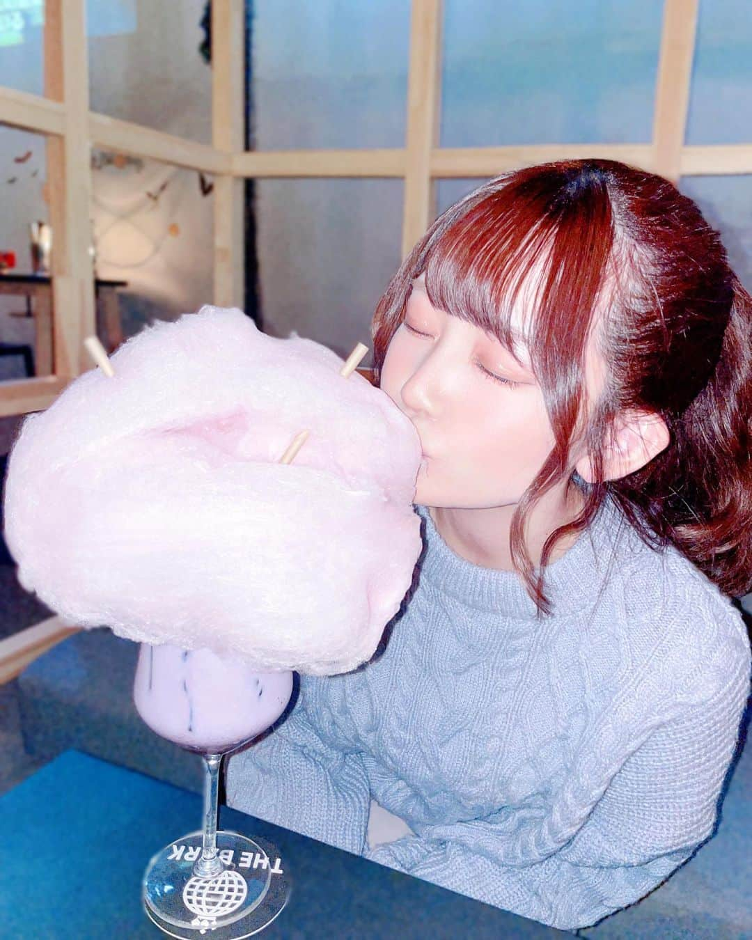 茉井良菜のインスタグラム：「🐑 北海道で行きたかったBAR♡ 札幌！席がおしゃれで可愛くて！ 雰囲気すごく好きだった〜♡ ⁡ わたがしが乗ったカクテル🍸🤍 甘くて楽しくてとても良かった👰🏻‍♀️🤍 ⁡ ⁡ #thebark #北海道旅行 #北海道グルメ #北海道カフェ #札幌グルメ #札幌カフェ #すすきのグルメ #すすきのバー #映えカフェ #映えドリンク」