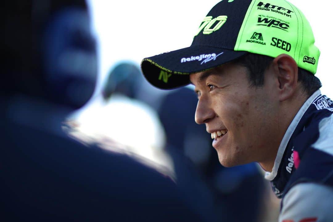 山本尚貴のインスタグラム：「SFの今シーズンの戦いが終わりました。最後は車もかなり良くなり自分らしい戦いが出来たと思っています。  それと同時にこのレースでSGTに続いて国内トップフォーミュラ100戦目を戦い終えました。 ナカジマレーシングからデビューした当時は100戦目を迎える自分なんて全く想像すらしていませんでしたが参戦して13年。嬉しかったこと、悔しかったこと、苦しかったこと…たくさんの思い出がありますが、それでもこの100戦目をナカジマレーシングで迎えて戦い終えることが出来て中嶋監督には本当に感謝しかありません。 レース前に中嶋さんから「息が上がるくらい出し切ってこい！」と言ってもらえたことも嬉しかったです。  それから僕を支えてくれたホンダさん、在籍してきたチームの各監督・エンジニア・メカニックを始めとするスタッフの皆さん、チームメイト、スポンサーの皆さん、森永製菓トレーニングラボの中島さん、山上さん、そしてファンの皆さんにも感謝です。  そしてドライバーファーストを掲げ新たなステージに進み始めたJRPの皆さんにも最後のセレモニーでサプライズの演出までして頂きました。  そんな僕を支えてくださった皆さんに心から感謝しています。本当にありがとうございました！  僕はまだまだ戦い続けたいと思っています。 野尻選手の２連覇は本当に素晴らしい事ですし、最終戦を含め凄いとしか言いようがないです。本当におめでとう！正直自分が成し遂げることが出来ていないことをされると悔しいのと…羨ましい。笑  今の彼の強さと速さには並大抵の努力では追いつき追い越せないです。それくらい今の野尻選手とチーム無限は最強だからこそ挑戦のし甲斐があるし、何としてでも絶対に倒したい。  彼以外にもライバルは手強いですが次のチャンスの為に、101戦目を迎えられるようにまた準備し努力したいと思います。  まずは今シーズンもスーパーフォーミュラでのたくさんの応援を本当にありがとうございました✨」