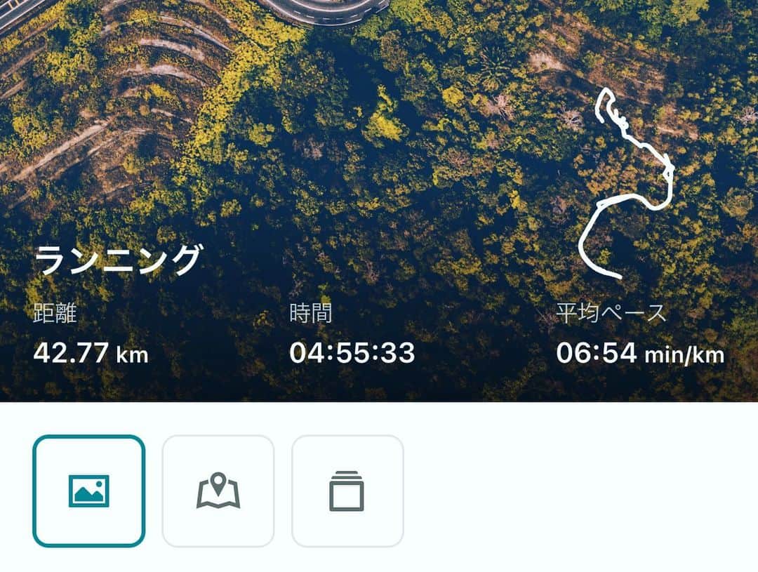 へきほーさんのインスタグラム写真 - (へきほーInstagram)「改めて横浜マラソン無事完走しました！  初めてのマラソンでしたが、 正式な記録4時55分42秒 なんとか5時間切れました。  朝起きたら7時40分でもうスタート整列時間も終わってたし、完全に絶対失格だって諦め半分で始まり、ほぼ寝起き状態でのスタートでしたが、  おかげで睡眠も十分だったし、寝起きのおかげで体感気づいたら20kmでした笑  だけどさすがに30kmからが本当に地獄でした。  周りもめっちゃ歩いてるし、なんどももう歩いたろかなとか揺らいだけど、  おれを見つけくれたりやわざわざ来てくれた人とか、バカみたいに一緒に走って叫び散らす愛ちゃんにかなり背中押されてました。  応援でどんだけ救われるかこんな実感したことはなかったです。  リプとかDMの応援も含めて本当にありがとうございました。 みなさんの応援なしだったらとっくに心折れてました。  これで少しはおれ変われたかな。  あと終わったあとのビールの味が格別すぎました。  アドレナリンですぎて空腹が止まらなすぎて、一生食べまくってるのと、寝れないですがとりあえずお休みなさい💤  明日からの筋肉痛が楽しみです😱  #横浜マラソン  #横浜マラソン2022  #マラソン」10月31日 2時25分 - hekihooo