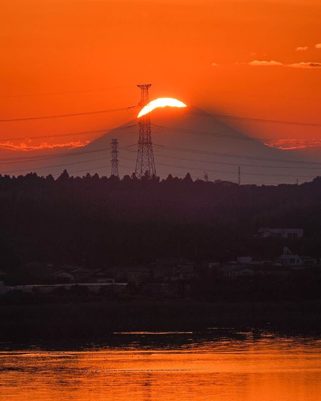 Atsushi Aizawaのインスタグラム：「10/30 印旛沼サンセットヒルズ  #印旛沼 #夕陽 #夕焼けハンター #富士山   Chiba, Japan  #japanfocus #jp_gallery #instagramjapan #ig_japan #wu_japan #wu_asia #worldunion #theworldshotz #igersjp #team_jp_ #team_jp_東 #team_jp_skyart  #Japan #natureaddict Chiba, Japan #Lovers_Nippon #東京カメラ部 #japan_night_view #phos_japan #写真好きな人と繋がりたい #bestjapanpics #photo_shorttrip #sonyworldclub」