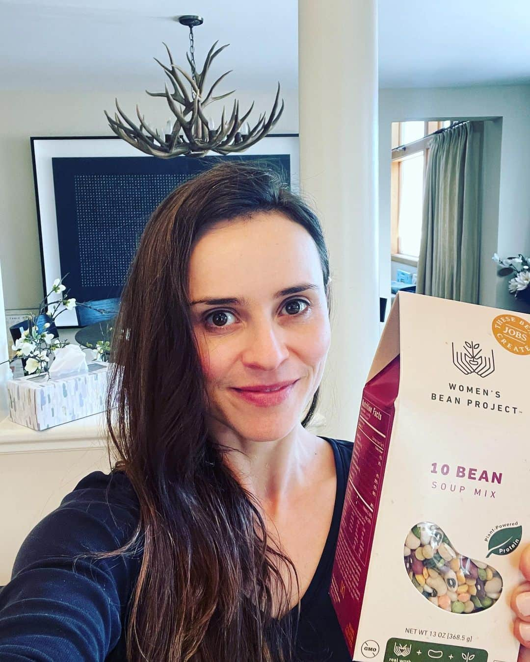 サーシャ・コーエンのインスタグラム：「Just got back to Aspen and found a surprise from @womensbeanproject at my door. I accidentally stumbled up this organization when I bought their delicious cookie mix @wholefoods. When you buy their products you are helping women who face chronic unemployment. The Women’s Bean Project employs these women and gives them income as they develop job readiness skills and explore more permanent career opportunities. Graduates of the program begin to support themselves and their families, breaking the cycle of poverty and putting them in a position to serve as role models for future generations. Please use the code EMPOWER for 10% off and to support this amazing nonprofit. Thank you!」