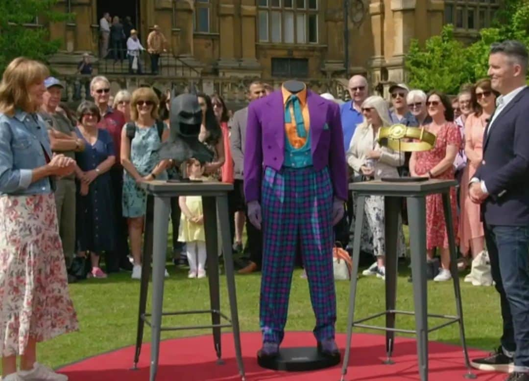 ジョージコックスのインスタグラム：「The observant among you in the UK will have seen the Jack Nicholson "Joker" costume in the Good, better, best" section on BBC's Antiques Roadshow this evening. Unsurprisingly it came out "best" at over £100k. They come up for auction every now and then. What is never discussed is that we made 12 pairs for Jack and 6 pairs for the stuntman. So they aren't quite as rare as one would think」