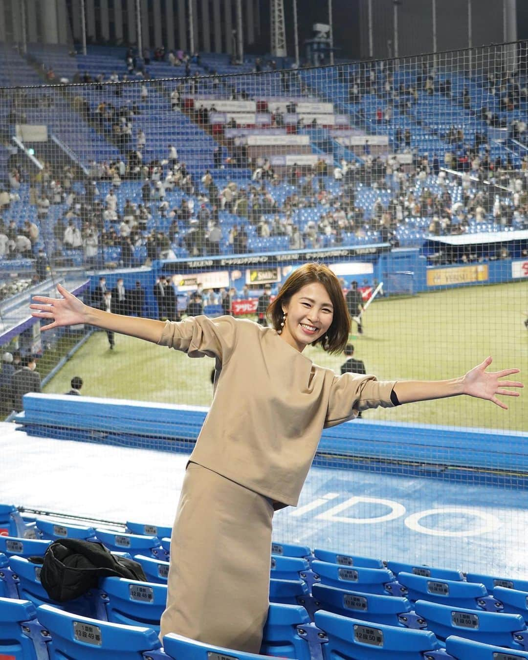 坂元美香さんのインスタグラム写真 - (坂元美香Instagram)「日本シリーズ2022 第7戦 まけほー！  今年の日本シリーズも本当良い試合ばかりで 本当におもしろかった！！  ①オリックスバファローズ  日本一おめでとうございます！！🎉 ②今シーズン最後の空中くるりんぱ！ つば九郎も1年間お疲れ様でした！ ③オスナのスリーラン！！夢をありがとう！ ④胴上げ🙌 ⑤⑥⑦おめでとうー！！ ⑧1年間本当にお疲れ様でした！ たくさんの夢と興奮をありがとうございました！ ⑨あ！！最後に！！  いつもいいね！やコメントをくださる フォロワーの皆様✨ 今シーズンも私の野球インスタに お付き合いいただき ありがとうございました！！  2022年の観戦数は53試合！ 強かったから過去最多です。笑 31勝20敗2分でした！👏 セリーグ6球団本拠地＋ペイペイ、京セラと 一人でたくさん遠征しました。 楽しかった〜😆  ヤクルトファンの方もそうでない方も、 野球ファンの方もそうでない方も、 つば九郎ファンの方もそうでない方も 一緒に楽しんでくださいまして ありがとうございました！！  それでは、ちょっと寂しくなりますが また来シーズンまで…  これにて今年の野球投稿はおわりです😊 （普通の投稿はつづくよw）  ⑩ばいばーい！まったねー！  来年も応燕はつづく…  2022観戦 53戦目 #坂元野球観戦記録 観戦試合 31勝20敗2分  #神宮球場#ヤクルトスワローズ  #日本シリーズ #東京ヤクルトスワローズ #ヤクルト戦  #オリックス戦 #オリックスバファローズ  #SMBC日本シリーズ2022 #プロ野球 #野球の楽しみ方は人それぞれ」10月31日 6時15分 - mika_saka