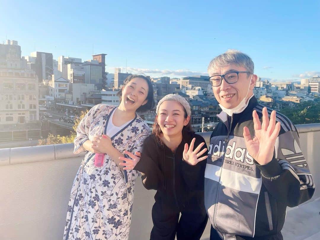 森田涼花のインスタグラム：「あおぞらぴかーん🫧  いつも笑わせてくれる、楽しくって大好きな 西尾まりさんと段田安則さんと♡ 京都・南座に到着して、お天気も景色も気持ち良くって わーいと撮影した一枚🫧  段田さんとはまさかの、 地元京都・山科までもが同じでびっくり！ 話してるといつの間にか、お互い京都弁になっている…🤭  さて、支度するゾ〜 明治から大正、昭和の日本を駆け抜ける女の一生。 本日は昼の部11:00・夜の部16:00 2公演✌︎」
