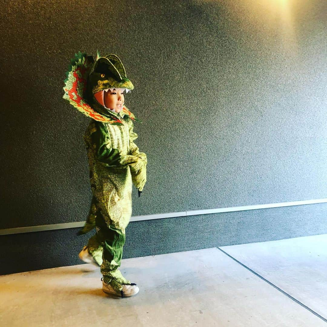 外村久美子さんのインスタグラム写真 - (外村久美子Instagram)「・ happy Halloween🦖 ・ ・ #たろーしん6歳」10月31日 8時18分 - kummy153