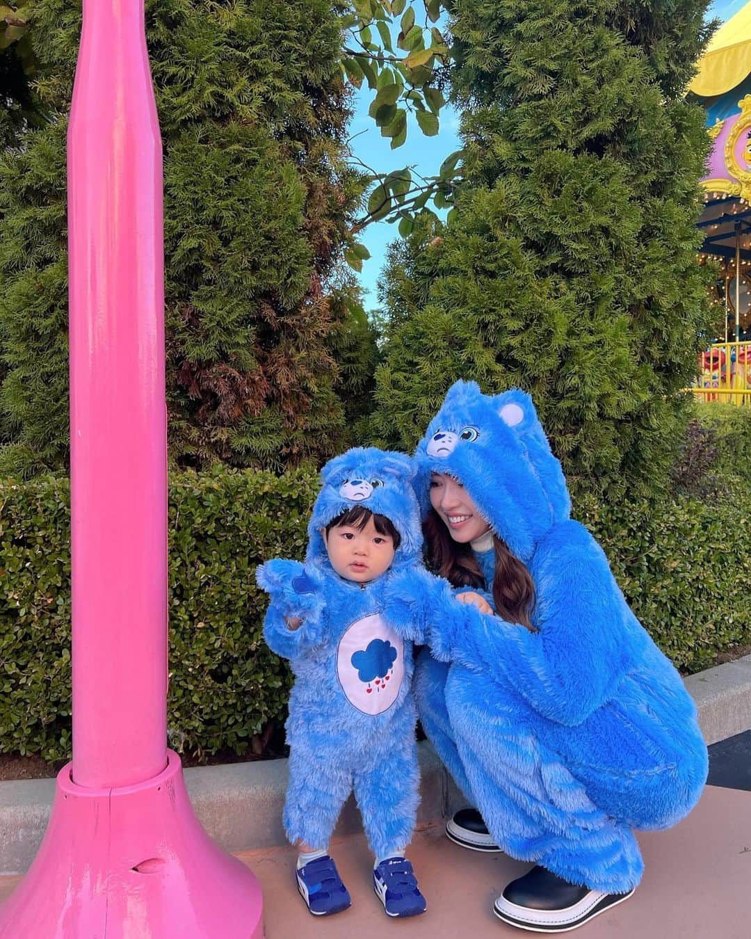 舟山久美子（くみっきー）のインスタグラム：「Happy Halloween🎃👻  この姿でのてちてち歩きは たまらなく可愛いかったです🥹🙏 tiktokにも動画UPするので見てね😘  母、大好きな息子とお揃いできて大満足❣️ (ただこれで歩くのはなかなか照れました。笑)  #halloween  #carebears」