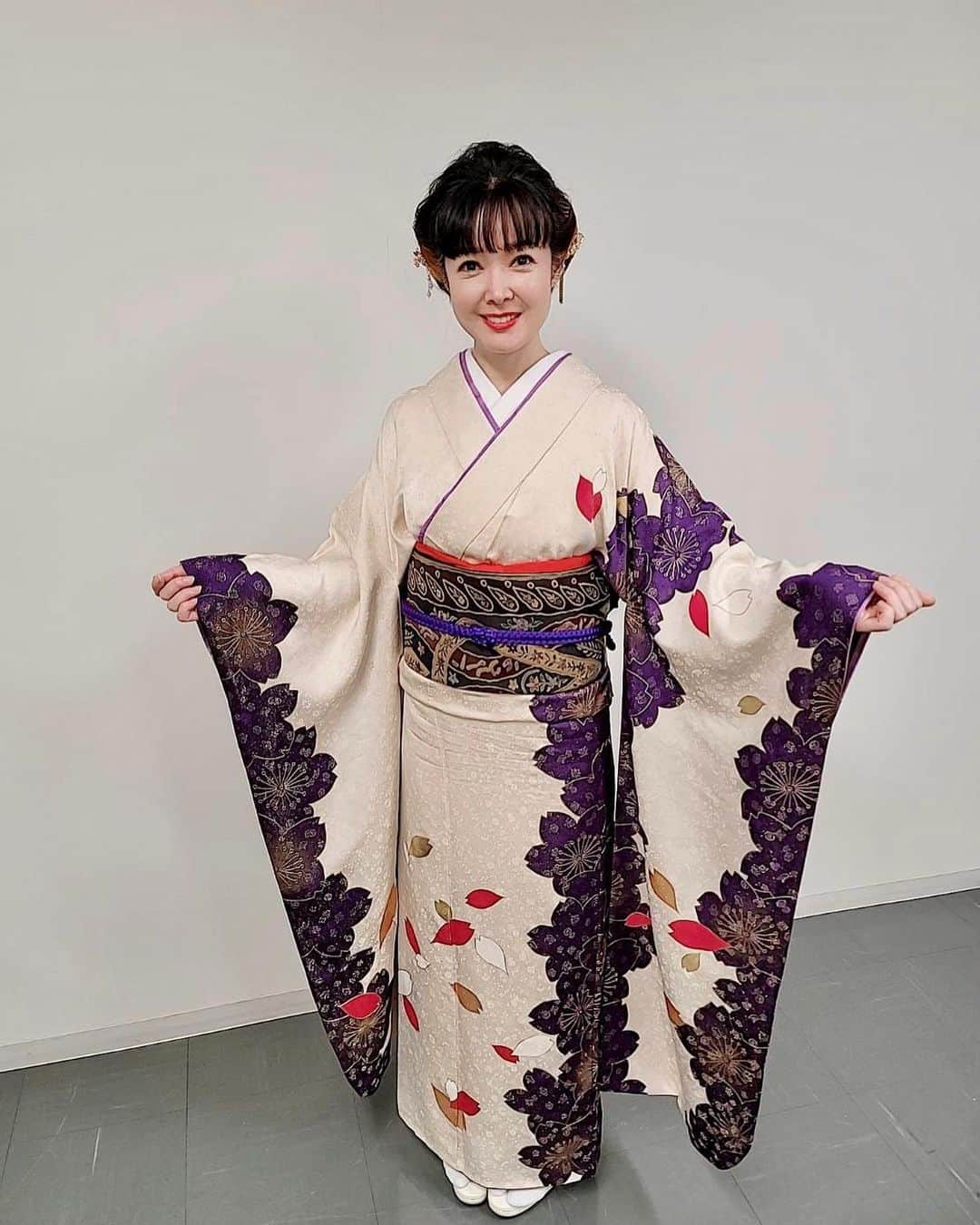 のインスタグラム：「今日は名古屋でテレビの公開収録コンサート！ たくさんの皆さんにお越しいただきました  旅先々での出会いに感謝です😌  名古屋の皆さん ありがとうございました✨  #田川寿美#白秋#名古屋#BS12#ウインクあいち#公開収録#コンサート#出会い#感謝#演歌#歌謡曲#着物#Japanese#enka」