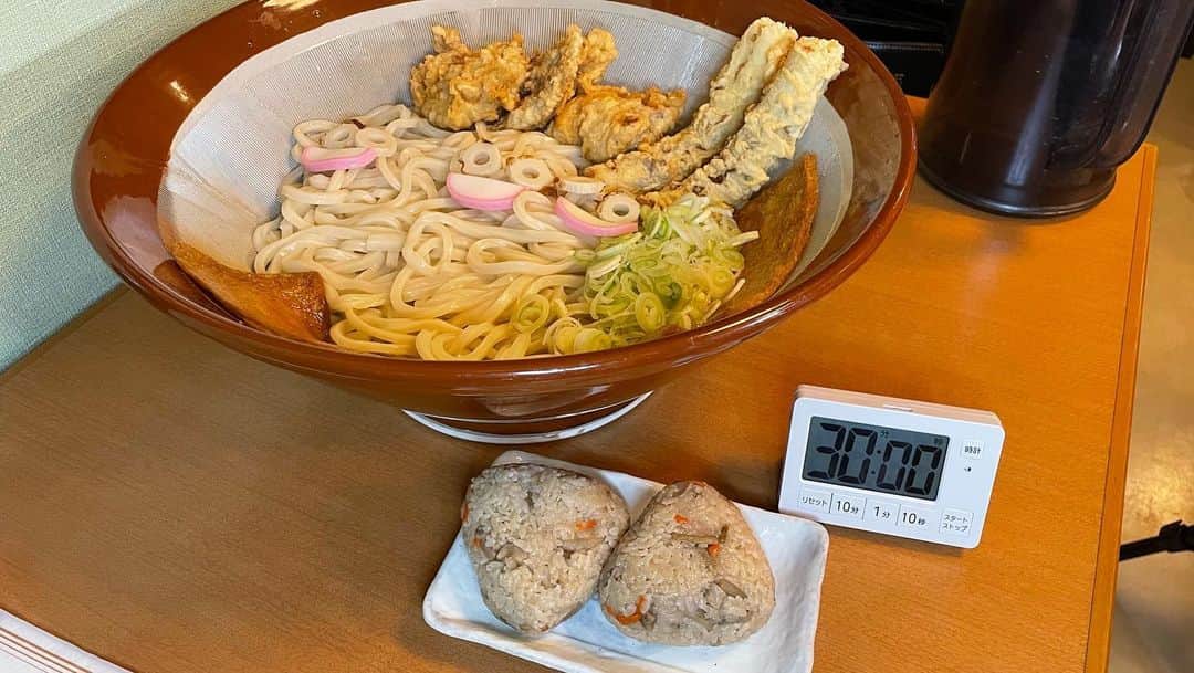 三宅智子さんのインスタグラム写真 - (三宅智子Instagram)「札幌市手稲にある「讃岐家とっち」さんで、アンジェラさんと讃岐うどんと炊き込みご飯おにぎり合わせて3キロのチャレンジメニューに挑戦して来ました！  3キロ30分以内完食無料！  大好きな讃岐うどん❤️ 出汁の効いたうどんに鶏天も鶏もも肉に味がしっかりついてて、めちゃくちゃジューシーで絶品でした！ おでんの出汁で炊いた炊き込みご飯おにぎりも優しいお味で何個でも食べたくなる美味しさでした！  アンジェラさんと色々お話しながら、楽しくいただけました！  こちらを食べてる動画を昨日YouTubeに公開しました！  皆様、是非ご覧くださいませ！  #讃岐家とっち #讃岐うどん #デカ盛り #大食い #大食いチャレンジ #チャレンジメニュー #大胃王 #三宅智子 #アンジェラ佐藤 #三宅智子の大食いtv #youtube #動画公開中」10月31日 17時59分 - tomoko1121m