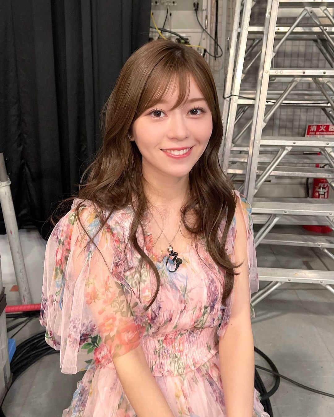 石崎日梨のインスタグラム：「⁡ 今夜よる10時から カンテレ・フジテレビ系「エルピス」第2話👱🏻‍♀️💐 ⁡ ボンボンガールひかりちゃんは毎話ちょこちょこ登場するよ！ 是非見てね〜」
