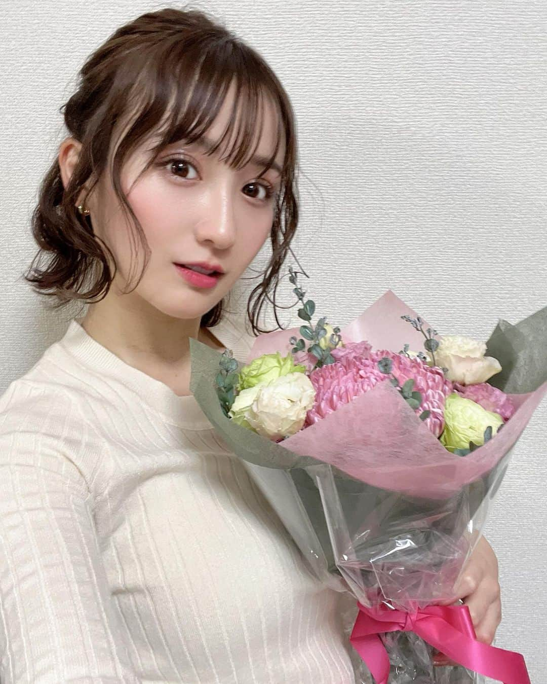 伊藤愛真さんのインスタグラム写真 - (伊藤愛真Instagram)「舞台"エナジーエール" 主演を務めさせていただきました！ . 舞台自体久しぶりで最初は不安が大きかったし、さらにダンスに携わったことがほとんどなかったので、コツを掴むまでに時間かかりました😵‍💫 でも毎日の稽古が楽しくって気づいたらうまさってよりも楽しく踊りたいっていう方が強くて 最後まで笑顔でダンスすることができた気がします！ . 初めて座長って呼ばれた時はめちゃくちゃ新鮮で何だか分からない感情になりました😂楽しい1ヶ月間でした！ . 観に来てくれた方々はほんっとに優しくてあたたかくて。 涙流してくれてる方や笑顔になってくれた方、いろんな方にエナジーエールをお届けできて逆に私たちが元気づけられました！ 千穐楽のスタンディングオベーションには本当にやられました！😂 . 本当に頑張ってよかったな、最後まで無事みんなでやり遂げられてよかったなって心から思います！ . 長くなりましたが読んでくれてありがとう！ これからも頑張ります🤍  #エナジーエール#エナステ#チアダンス#cheer#cheerleading#cheers#舞台」10月31日 17時57分 - __emagram