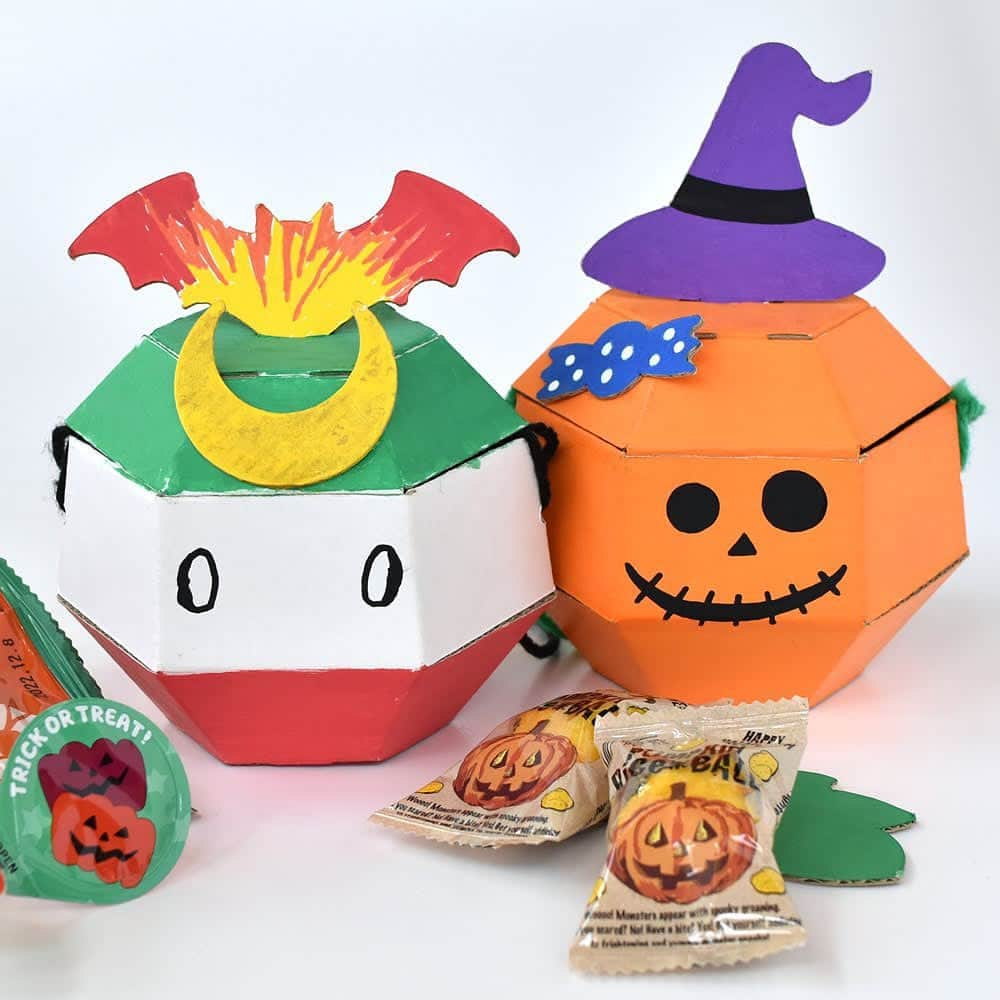 TUKTUKのインスタグラム：「. ハッピーハロウィン🎃✨ ダンボールのかぼちゃのお菓子入れが、かわいいキャラに変身！？小学生の男の子が塗ってくれました。  白いシートなので、何にでも変身できちゃいます◎  #お菓子入れ #お菓子ボックス #ハロウィンかぼちゃ #かぼちゃ #ジャックオーランタン #ダンボールクラフト #ダンボール工作 #ハロウィン #ハロウィーン #10月31日 #ハロウィン工作 #ハロウィンクラフト #ハロウィンデコレーション #ハロウィンデコ #tuktuk子ども工作館 #工作キット #工作ワークショップ #ワークショップ」