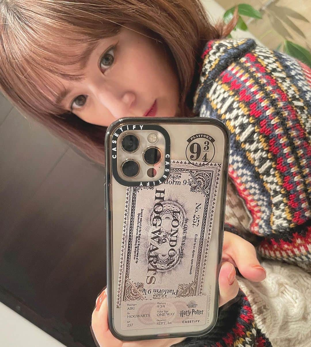 木村愛里のインスタグラム：「⋆ @casetify_jp × Harry Potter 📱new case🤍🤍🤍 ㅤㅤㅤㅤㅤㅤㅤㅤㅤㅤㅤㅤㅤ ホグワーツ行きのチケットなんて 毎日気持ちが高まっています🥹 ㅤㅤㅤㅤㅤㅤㅤㅤㅤㅤㅤㅤㅤ passengerのところにAIRIと 名前もカスタマイズでいれてもらいました🚂 ㅤㅤㅤㅤㅤㅤㅤㅤㅤㅤㅤㅤㅤ ㅤㅤㅤㅤㅤㅤㅤㅤㅤㅤㅤㅤㅤ #HarryPotterxCASETiFY  #HarryPotter #casetify  #casetifycase #promotion #iphoneケース #スマホ #スマホケース  #ハリーポッター #ホグワーツ #9と4分の3番線  #カスタマイズスマホケース #📱 🤍」