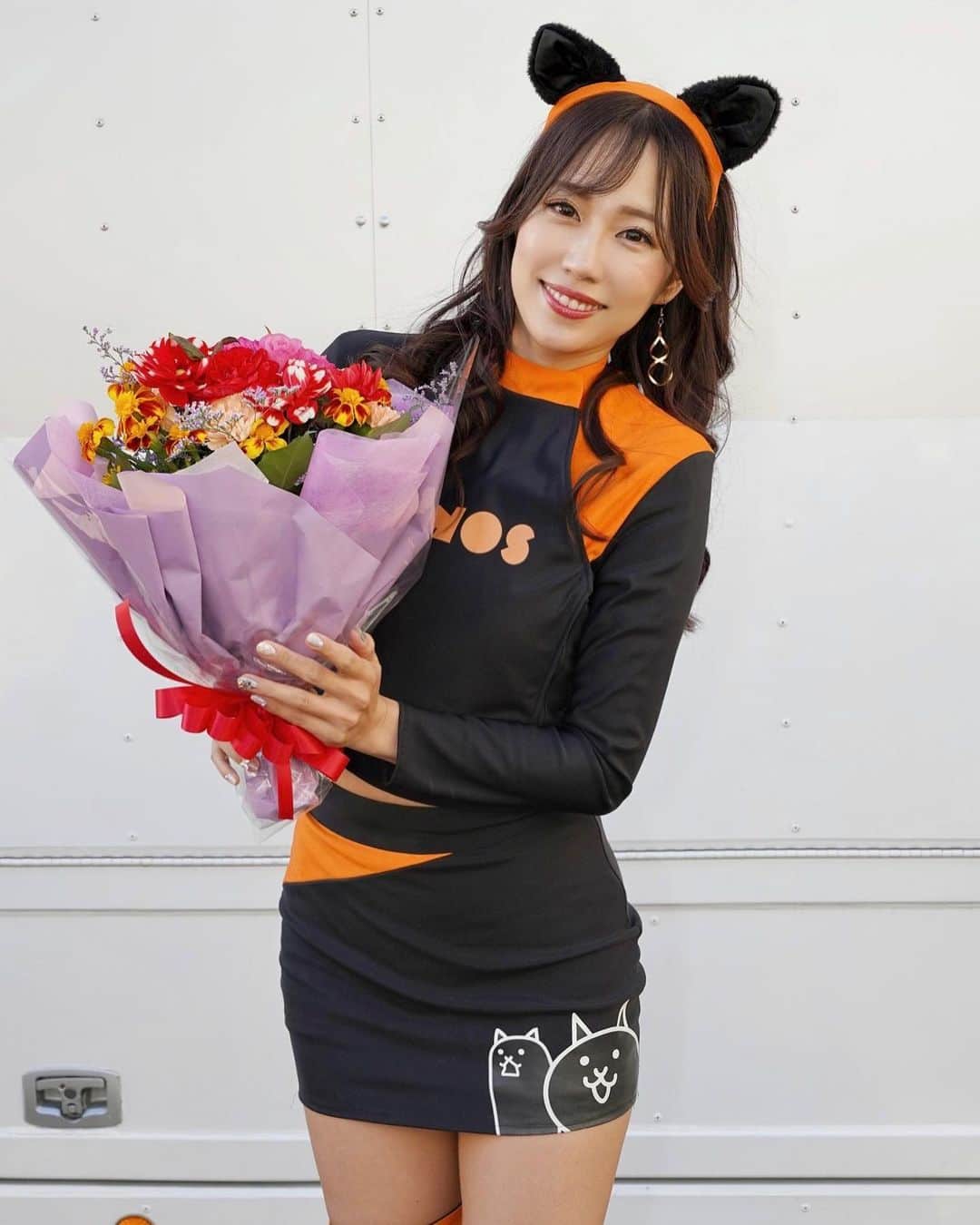 霧島聖子さんのインスタグラム写真 - (霧島聖子Instagram)「SUPER FORMULA Rd.10鈴鹿 決勝レース🎡  Kuo VANTELIN TEAM TOM’S 36号車 ジュリアーノ選手は17位完走❕ 37号車 宮田選手は3位入賞となりました‼ ️最終戦で表彰台におめでとうを伝えに行けて 嬉しかったです☺️🥉 表彰台の所で行われていたフィナーレも 少しだけど見れたよっ！  2019年のSFの楽しかった思い出がずっと心にあって、 またもう一度…って思っていたから、 3年ぶりにTOM'Sのチームアンバサダーとして活動できて、そしてずっとずっと憧れだったにゃんこ大戦争ガールズになれて幸せすぎる今シーズンでした🐈‍⬛ らーきむ、よしみん、みやびん、ちーころの4人と居ると いつも笑いが耐えなくて、メンバーにも恵まれ 自分の大好きなSFのカテゴリで 1年活動できて良かったって心から思います！ パドックパスを所持しているファンの方に 卒業の花束も頂戴しました💐 2022シーズンも応援ありがとうございました❗️  #SFormula #SUPERFORMULA #にゃんこ大戦争ガールズ #KuoVANTELINTEAMTOMS  #toms #スーパーフォーミュラ #にゃんこ大戦争 #RQ #racequeen #鈴鹿サーキット #鈴鹿 #1年間ありがとう  @tomsracing.co.jp」10月31日 18時16分 - seiko_kirishima