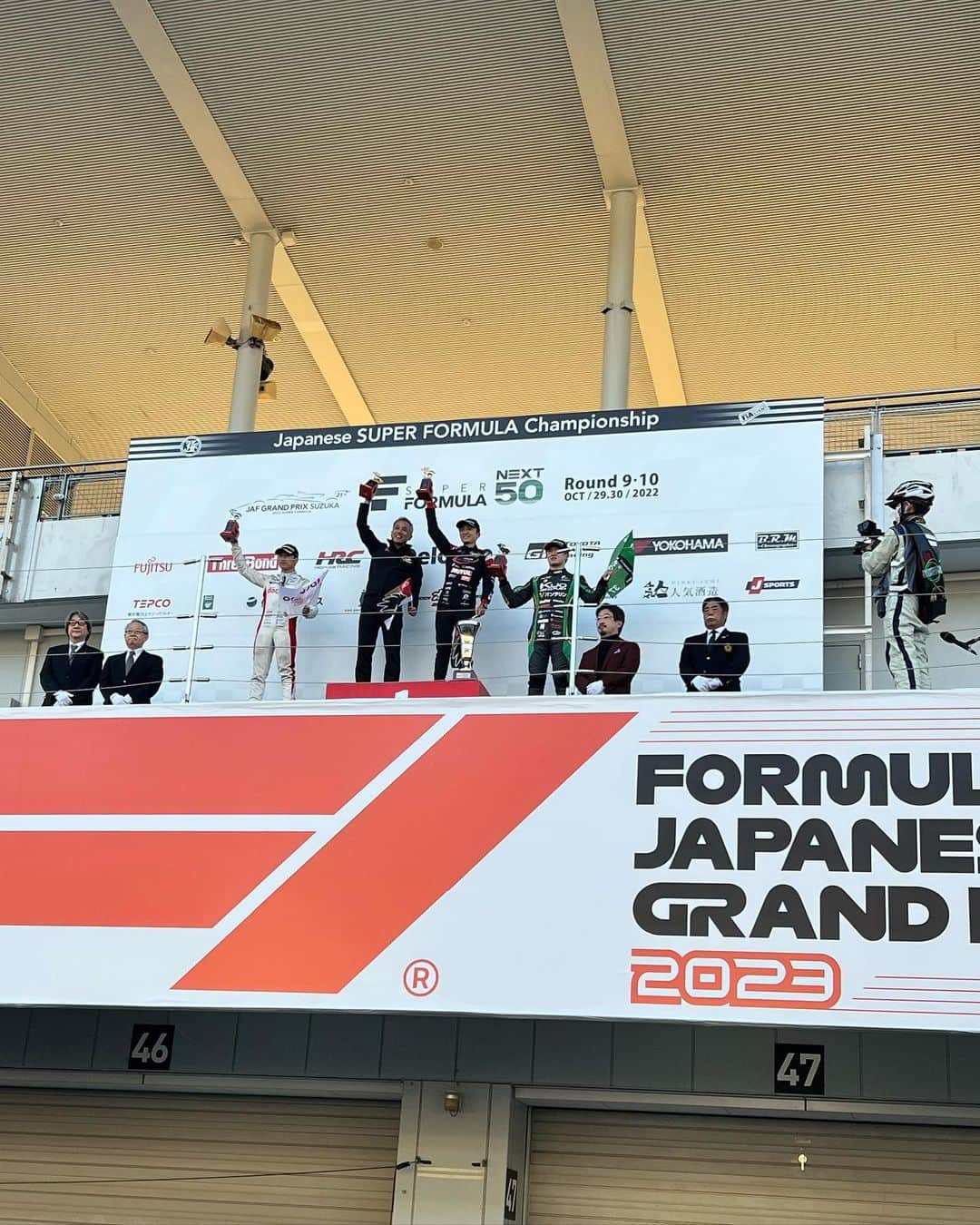 霧島聖子さんのインスタグラム写真 - (霧島聖子Instagram)「SUPER FORMULA Rd.10鈴鹿 決勝レース🎡  Kuo VANTELIN TEAM TOM’S 36号車 ジュリアーノ選手は17位完走❕ 37号車 宮田選手は3位入賞となりました‼ ️最終戦で表彰台におめでとうを伝えに行けて 嬉しかったです☺️🥉 表彰台の所で行われていたフィナーレも 少しだけど見れたよっ！  2019年のSFの楽しかった思い出がずっと心にあって、 またもう一度…って思っていたから、 3年ぶりにTOM'Sのチームアンバサダーとして活動できて、そしてずっとずっと憧れだったにゃんこ大戦争ガールズになれて幸せすぎる今シーズンでした🐈‍⬛ らーきむ、よしみん、みやびん、ちーころの4人と居ると いつも笑いが耐えなくて、メンバーにも恵まれ 自分の大好きなSFのカテゴリで 1年活動できて良かったって心から思います！ パドックパスを所持しているファンの方に 卒業の花束も頂戴しました💐 2022シーズンも応援ありがとうございました❗️  #SFormula #SUPERFORMULA #にゃんこ大戦争ガールズ #KuoVANTELINTEAMTOMS  #toms #スーパーフォーミュラ #にゃんこ大戦争 #RQ #racequeen #鈴鹿サーキット #鈴鹿 #1年間ありがとう  @tomsracing.co.jp」10月31日 18時16分 - seiko_kirishima