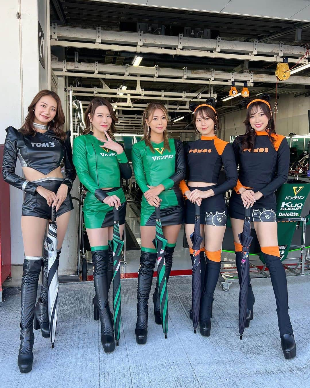 霧島聖子さんのインスタグラム写真 - (霧島聖子Instagram)「SUPER FORMULA Rd.10鈴鹿 決勝レース🎡  Kuo VANTELIN TEAM TOM’S 36号車 ジュリアーノ選手は17位完走❕ 37号車 宮田選手は3位入賞となりました‼ ️最終戦で表彰台におめでとうを伝えに行けて 嬉しかったです☺️🥉 表彰台の所で行われていたフィナーレも 少しだけど見れたよっ！  2019年のSFの楽しかった思い出がずっと心にあって、 またもう一度…って思っていたから、 3年ぶりにTOM'Sのチームアンバサダーとして活動できて、そしてずっとずっと憧れだったにゃんこ大戦争ガールズになれて幸せすぎる今シーズンでした🐈‍⬛ らーきむ、よしみん、みやびん、ちーころの4人と居ると いつも笑いが耐えなくて、メンバーにも恵まれ 自分の大好きなSFのカテゴリで 1年活動できて良かったって心から思います！ パドックパスを所持しているファンの方に 卒業の花束も頂戴しました💐 2022シーズンも応援ありがとうございました❗️  #SFormula #SUPERFORMULA #にゃんこ大戦争ガールズ #KuoVANTELINTEAMTOMS  #toms #スーパーフォーミュラ #にゃんこ大戦争 #RQ #racequeen #鈴鹿サーキット #鈴鹿 #1年間ありがとう  @tomsracing.co.jp」10月31日 18時16分 - seiko_kirishima