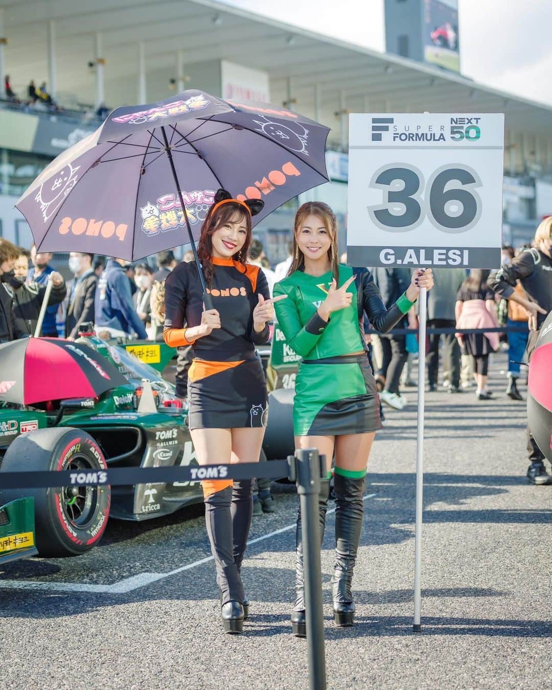 霧島聖子さんのインスタグラム写真 - (霧島聖子Instagram)「SUPER FORMULA Rd.10鈴鹿 決勝レース🎡  Kuo VANTELIN TEAM TOM’S 36号車 ジュリアーノ選手は17位完走❕ 37号車 宮田選手は3位入賞となりました‼ ️最終戦で表彰台におめでとうを伝えに行けて 嬉しかったです☺️🥉 表彰台の所で行われていたフィナーレも 少しだけど見れたよっ！  2019年のSFの楽しかった思い出がずっと心にあって、 またもう一度…って思っていたから、 3年ぶりにTOM'Sのチームアンバサダーとして活動できて、そしてずっとずっと憧れだったにゃんこ大戦争ガールズになれて幸せすぎる今シーズンでした🐈‍⬛ らーきむ、よしみん、みやびん、ちーころの4人と居ると いつも笑いが耐えなくて、メンバーにも恵まれ 自分の大好きなSFのカテゴリで 1年活動できて良かったって心から思います！ パドックパスを所持しているファンの方に 卒業の花束も頂戴しました💐 2022シーズンも応援ありがとうございました❗️  #SFormula #SUPERFORMULA #にゃんこ大戦争ガールズ #KuoVANTELINTEAMTOMS  #toms #スーパーフォーミュラ #にゃんこ大戦争 #RQ #racequeen #鈴鹿サーキット #鈴鹿 #1年間ありがとう  @tomsracing.co.jp」10月31日 18時16分 - seiko_kirishima