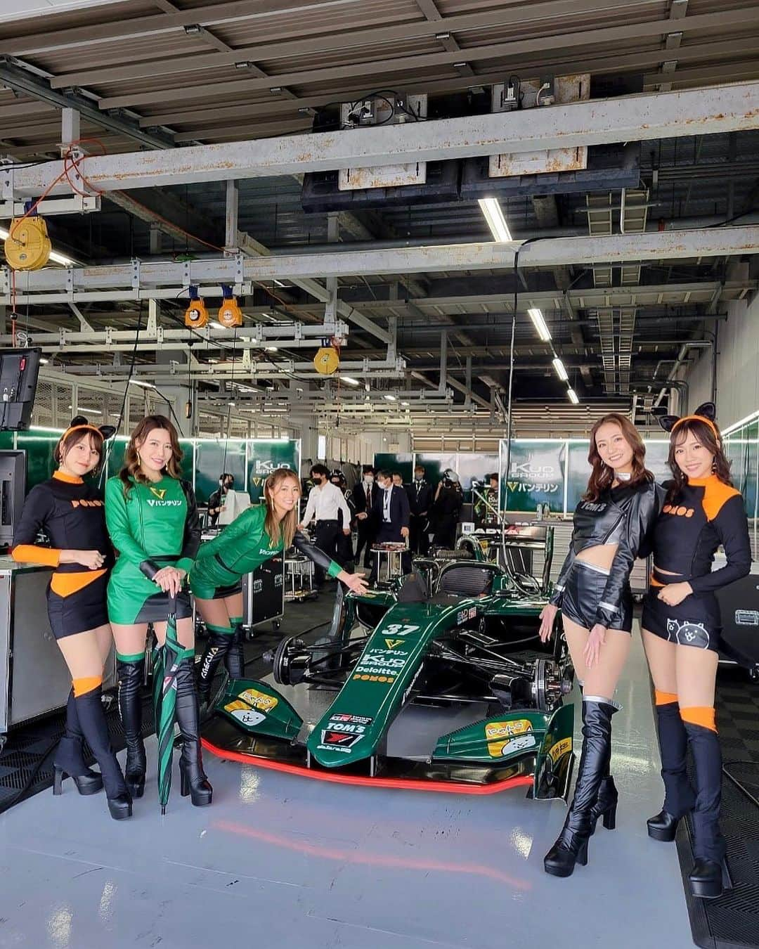 霧島聖子さんのインスタグラム写真 - (霧島聖子Instagram)「SUPER FORMULA Rd.10鈴鹿 決勝レース🎡  Kuo VANTELIN TEAM TOM’S 36号車 ジュリアーノ選手は17位完走❕ 37号車 宮田選手は3位入賞となりました‼ ️最終戦で表彰台におめでとうを伝えに行けて 嬉しかったです☺️🥉 表彰台の所で行われていたフィナーレも 少しだけど見れたよっ！  2019年のSFの楽しかった思い出がずっと心にあって、 またもう一度…って思っていたから、 3年ぶりにTOM'Sのチームアンバサダーとして活動できて、そしてずっとずっと憧れだったにゃんこ大戦争ガールズになれて幸せすぎる今シーズンでした🐈‍⬛ らーきむ、よしみん、みやびん、ちーころの4人と居ると いつも笑いが耐えなくて、メンバーにも恵まれ 自分の大好きなSFのカテゴリで 1年活動できて良かったって心から思います！ パドックパスを所持しているファンの方に 卒業の花束も頂戴しました💐 2022シーズンも応援ありがとうございました❗️  #SFormula #SUPERFORMULA #にゃんこ大戦争ガールズ #KuoVANTELINTEAMTOMS  #toms #スーパーフォーミュラ #にゃんこ大戦争 #RQ #racequeen #鈴鹿サーキット #鈴鹿 #1年間ありがとう  @tomsracing.co.jp」10月31日 18時16分 - seiko_kirishima