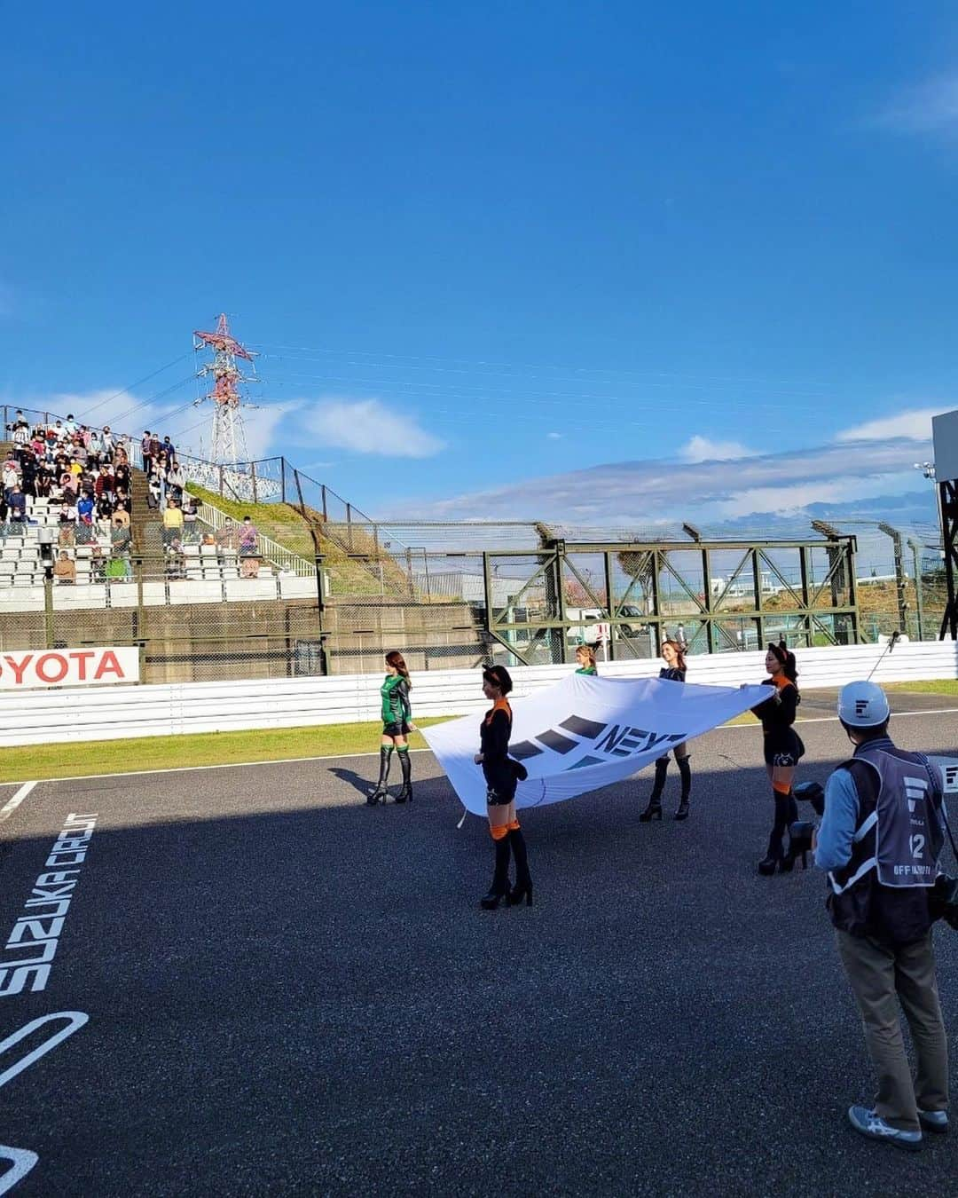 霧島聖子さんのインスタグラム写真 - (霧島聖子Instagram)「SUPER FORMULA Rd.10鈴鹿 決勝レース🎡  Kuo VANTELIN TEAM TOM’S 36号車 ジュリアーノ選手は17位完走❕ 37号車 宮田選手は3位入賞となりました‼ ️最終戦で表彰台におめでとうを伝えに行けて 嬉しかったです☺️🥉 表彰台の所で行われていたフィナーレも 少しだけど見れたよっ！  2019年のSFの楽しかった思い出がずっと心にあって、 またもう一度…って思っていたから、 3年ぶりにTOM'Sのチームアンバサダーとして活動できて、そしてずっとずっと憧れだったにゃんこ大戦争ガールズになれて幸せすぎる今シーズンでした🐈‍⬛ らーきむ、よしみん、みやびん、ちーころの4人と居ると いつも笑いが耐えなくて、メンバーにも恵まれ 自分の大好きなSFのカテゴリで 1年活動できて良かったって心から思います！ パドックパスを所持しているファンの方に 卒業の花束も頂戴しました💐 2022シーズンも応援ありがとうございました❗️  #SFormula #SUPERFORMULA #にゃんこ大戦争ガールズ #KuoVANTELINTEAMTOMS  #toms #スーパーフォーミュラ #にゃんこ大戦争 #RQ #racequeen #鈴鹿サーキット #鈴鹿 #1年間ありがとう  @tomsracing.co.jp」10月31日 18時16分 - seiko_kirishima