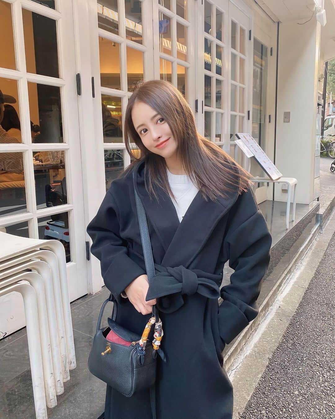 ririのインスタグラム：「ストーリーで人気だった ガウンコート🧥✨ 投稿にのこしますね🧡🎃  @duras_official のものです👍 これカジュアルもキレイ系にも とにかくあわせやすいから 1つあるとめちゃ使えるんだょね😹🤣  前にも似たような🧡モカの ガウンコート🧥持ってたけど 最終的に裏地がやぶれるくらい までき倒したんだよね🤣草  今年はblackにしました🖤  鞄あいてる🧳🙇‍♀️ ごめんねー🙇‍♀️🙏  #love #duras  #fashionista」