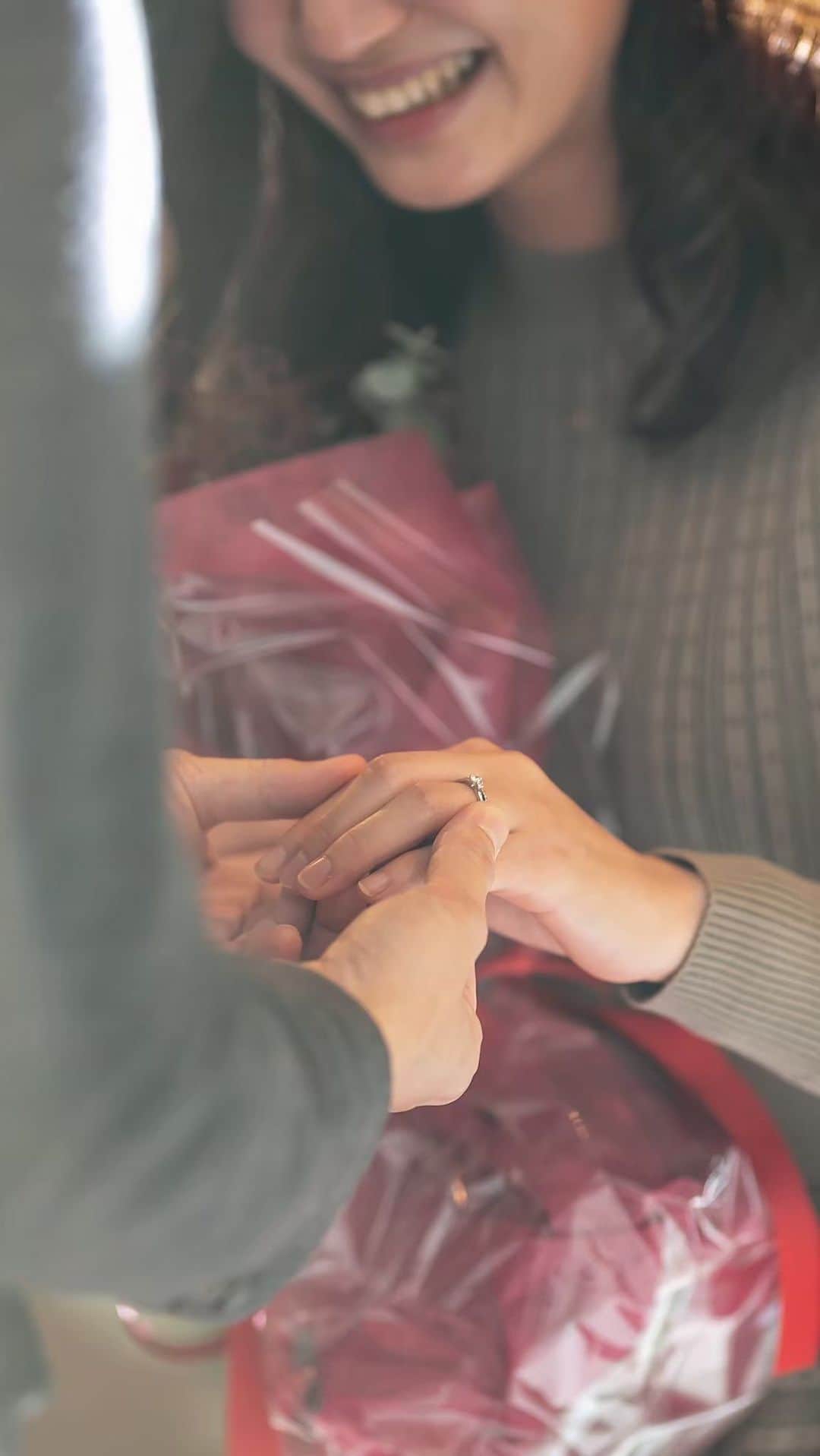 のインスタグラム：「▼ 【Propose】 夫婦としてのはじまりの日  大切な方へ一生に一度の想いを伝える日  そんな大切な思い出の1日を ステンドグラスのチャペルで  アートグレイスではプロポーズも お手伝いさせていただいております♩  お問い合わせは公式ホームページ、Instagram投稿コメントもしくはDMにて受け付けております。  おふたりの大切な1日を プランナーがプロデュースさせていただきます*＊.＊*  @artgraceweddinghills」