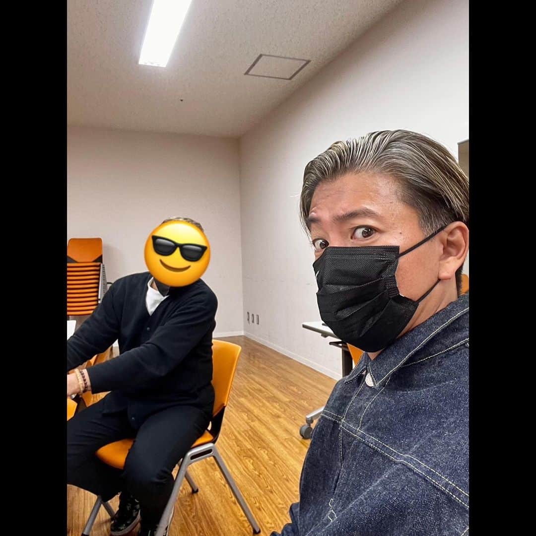 木村拓哉さんのインスタグラム写真 - (木村拓哉Instagram)「⁡ ⁡ ⁡ 「次の作品に向けての衣装合わせに❕ 久々に再会出来たスタッフや監督。 徐々にギアを上げて行ったります❕」 ⁡ PEACE‼︎ ⁡ STAYSAFE! ⁡ 拓哉 #木村拓哉 #TakuyaKimura」10月31日 18時25分 - takuya.kimura_tak