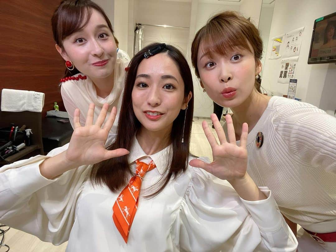 田村真子さんのインスタグラム写真 - (田村真子Instagram)「大好き同期3人組❤️ わたしがメイク直ししてたら写真を撮りに来てくれました。 仕事現場でも揃うとずっとしゃべってます。 春の時はタイミング合わなかったから今回はラッキー🙋‍♀️」10月31日 18時28分 - tamura_mako_