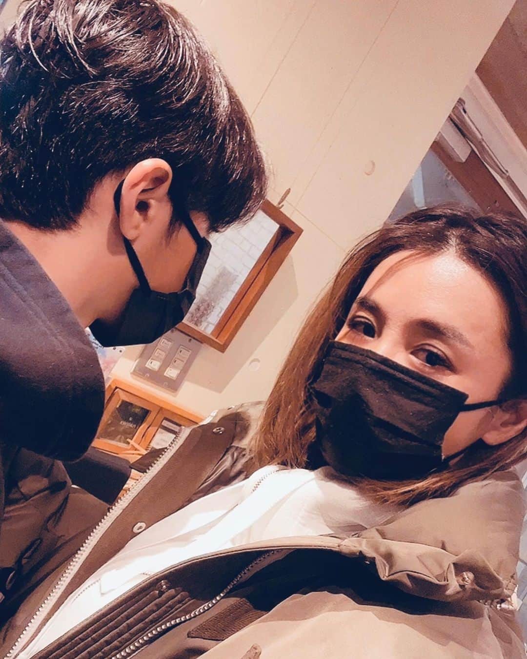 鈴木紗理奈のインスタグラム：「今回も何事もなく無事帰国❤️ happy lifeのはじまり。  身長追い越されるまであと数センチ。 50日前送り出した時まだぷよぷよしてた手は いよいよゴツゴツしはじめた。 下半身の筋肉がしっかりと付きはじめた。 今期の会えなかった50日間は心身共に かなりの成長を感じれた。 なにより元気でありがとう。  #riototomama」