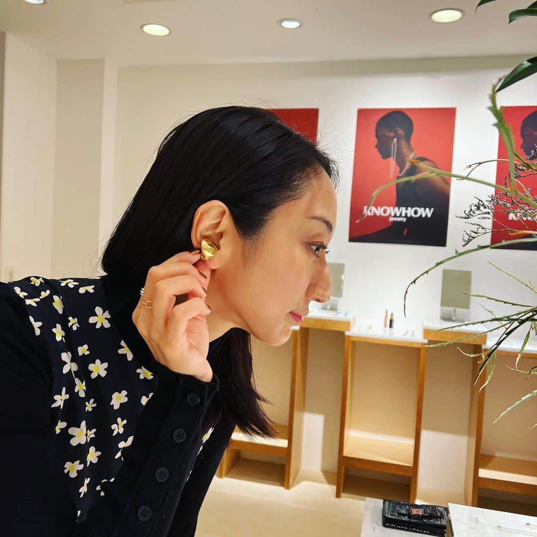 Ms.OOJAさんのインスタグラム写真 - (Ms.OOJAInstagram)「めちゃくちゃタイプなアクセサリー見つけた✨✨  ピアスが空いていない私にとって 可愛いイヤカフや、痛くないイヤリング選びは本当に困難  @keikohitotsuyama さんが作る　@knowhowjewelry はまさにドンピシャでプライベートもライブにも使えるアクセサリーがたくさん✨✨✨  お値段も高すぎず、買いやすいところが嬉しい💕買いすぎないように自分を抑えるのに必死でしたw  素敵な出会いに感謝💕  #msooja #knowhowjewelry #keikohitotsuyama #イヤカフ」10月31日 18時46分 - msoojafaith
