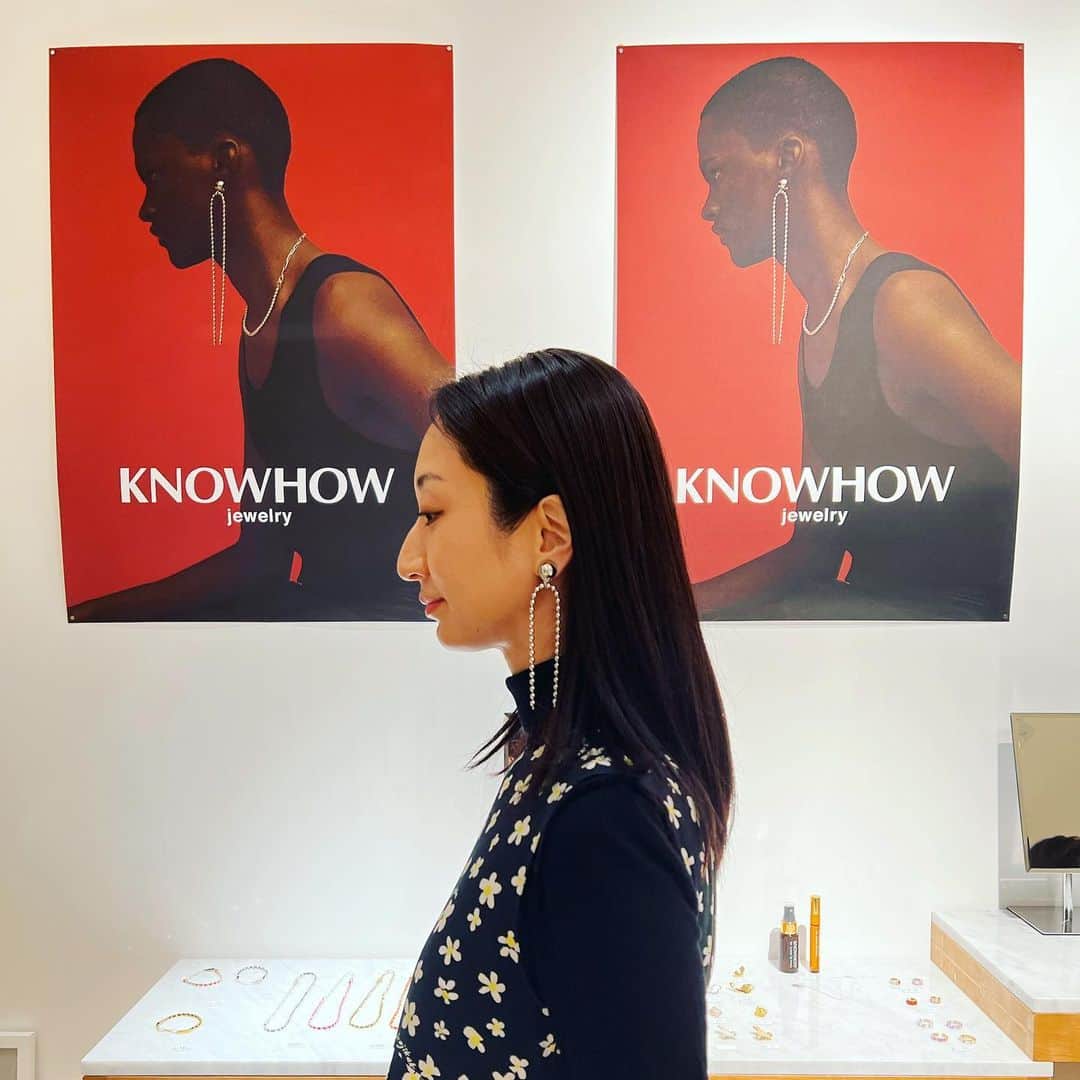 Ms.OOJAのインスタグラム：「めちゃくちゃタイプなアクセサリー見つけた✨✨  ピアスが空いていない私にとって 可愛いイヤカフや、痛くないイヤリング選びは本当に困難  @keikohitotsuyama さんが作る　@knowhowjewelry はまさにドンピシャでプライベートもライブにも使えるアクセサリーがたくさん✨✨✨  お値段も高すぎず、買いやすいところが嬉しい💕買いすぎないように自分を抑えるのに必死でしたw  素敵な出会いに感謝💕  #msooja #knowhowjewelry #keikohitotsuyama #イヤカフ」
