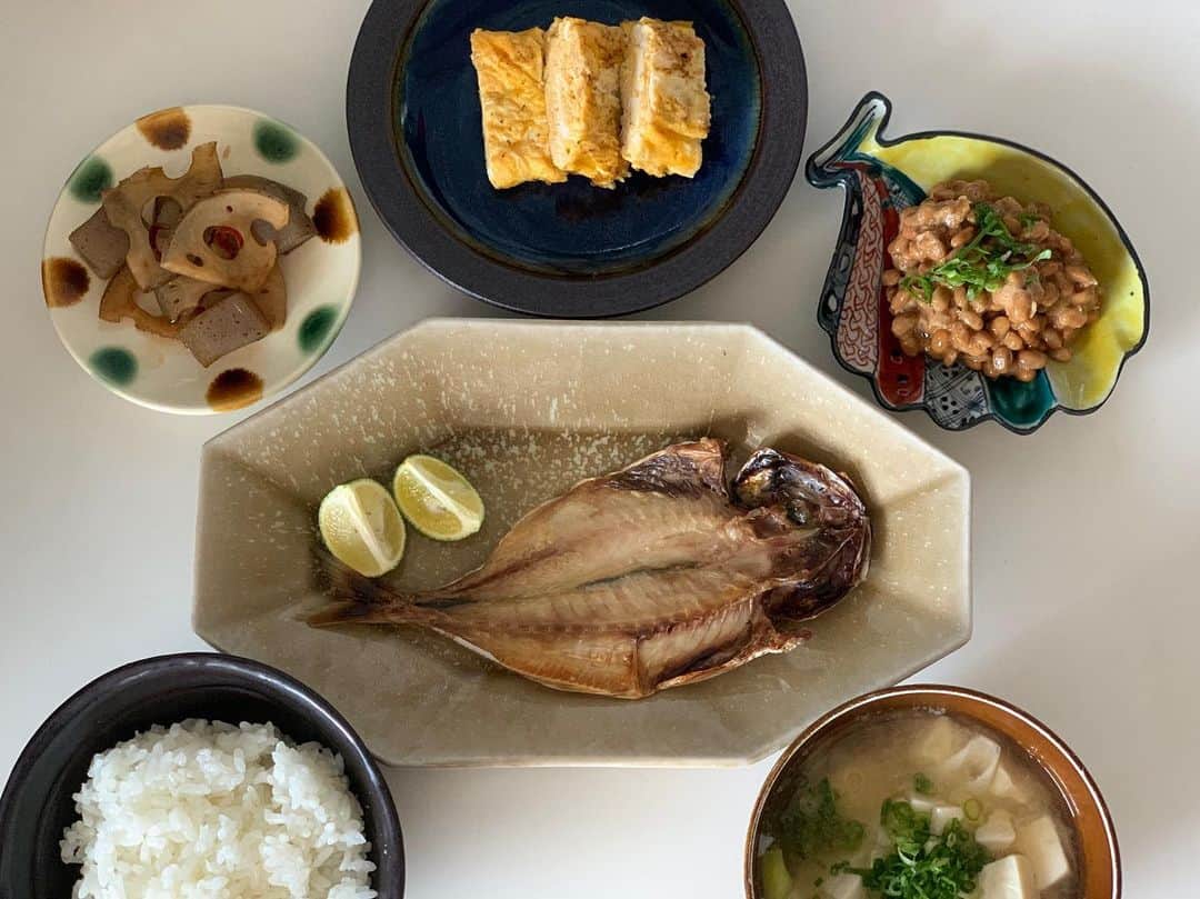 のインスタグラム：「. いつかのゆったり〜な日の朝食。  お取り寄せの沼津の加倉水産　@kakurasuisan.numazunoodashi の干物🐟を💓  静岡県産のお魚と国産の塩のみで製造されていて、 保存料や調整剤など一切不使用だそう😌  ワンフローズン加工ということもあって、 とっても鮮度が高くて美味しかった🤤❣️  丸ちゃん @rina_kina がおすすめしてくれるものは 本当良いものばかり🥺 教えてくれてありがとう〜🧡 私も人にお薦めしよ☺️  #静岡の魚と塩だけ #加倉水産 #静岡県沼津 #無添加 #保存料不使用  #ひもの#干物 #富士山の保冷剤#🗻 #海下飯」