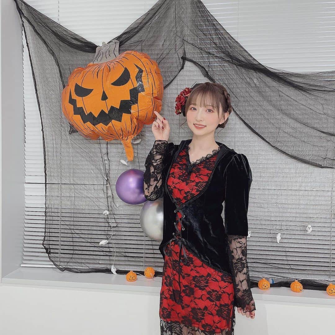 田中美海さんのインスタグラム写真 - (田中美海Instagram)「2022.10.31🎃  \  Happy Halloween👻💜 /  今年はエビニューで吸血鬼の仮装をしました🧛‍♀️アモル様のハロウィンカードと一緒で嬉しい！！ ちさにゃんとの久しぶりのエビニュー楽しかったあ〜たくさん笑った〜 スタンダードダックスフンドに興奮してわかってくれる子に初めて会ったかもしれん。よかったねツナぼーちゃん。 おすすめの犬動画教え合った😂😂🐕たまらんよなイッヌ……。  他にハロウィンらしいことしてないのでかぼちゃマフィンを作りました！ みなモードで初期の頃作りましたね🎃🧁色からしてハロウィン感がすごい！美味しくできてよかったです！😋  ツナは猫ちゃんに仮装したみたいです！🐈 妹の足で固定されてるのなんかうける  #ハロウィン #happyhalloween #かぼちゃマフィン #みなモードのページにレシピあるよ #田中月海」10月31日 18時51分 - minazou_in_sta