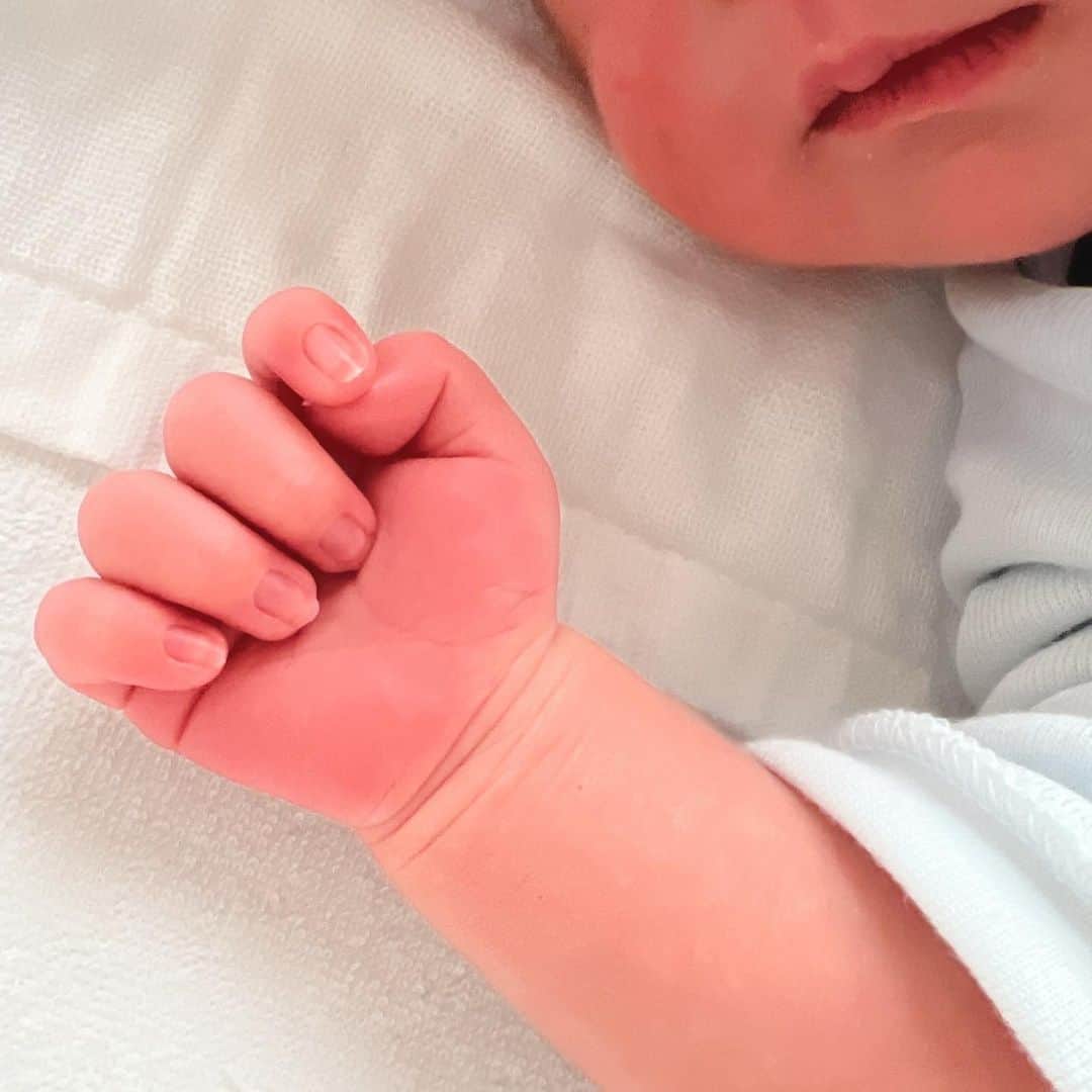 のインスタグラム：「. かなり久しぶりの投稿になりましたが、、 皆さまにご報告です🕊 . 先日元気な男の子を出産いたしました。  妊娠中はトラブルが続き不安な思いがあったため 出産後の報告とさせていただきました。  支えてくださったお仕事関係の皆さま、 事務所スタッフの皆さん、 家族、友人には本当に感謝しております。 . 今は慣れない育児に奮闘中ですが 慌ただしい毎日も自分らしく楽しみながら頑張ります！ . 皆さま今後とも宜しくお願いいたします🍀 . #出産報告#新生児#寅年ベビー#10月生まれ#男の子ママ #産まれてきてくれてありがとう」