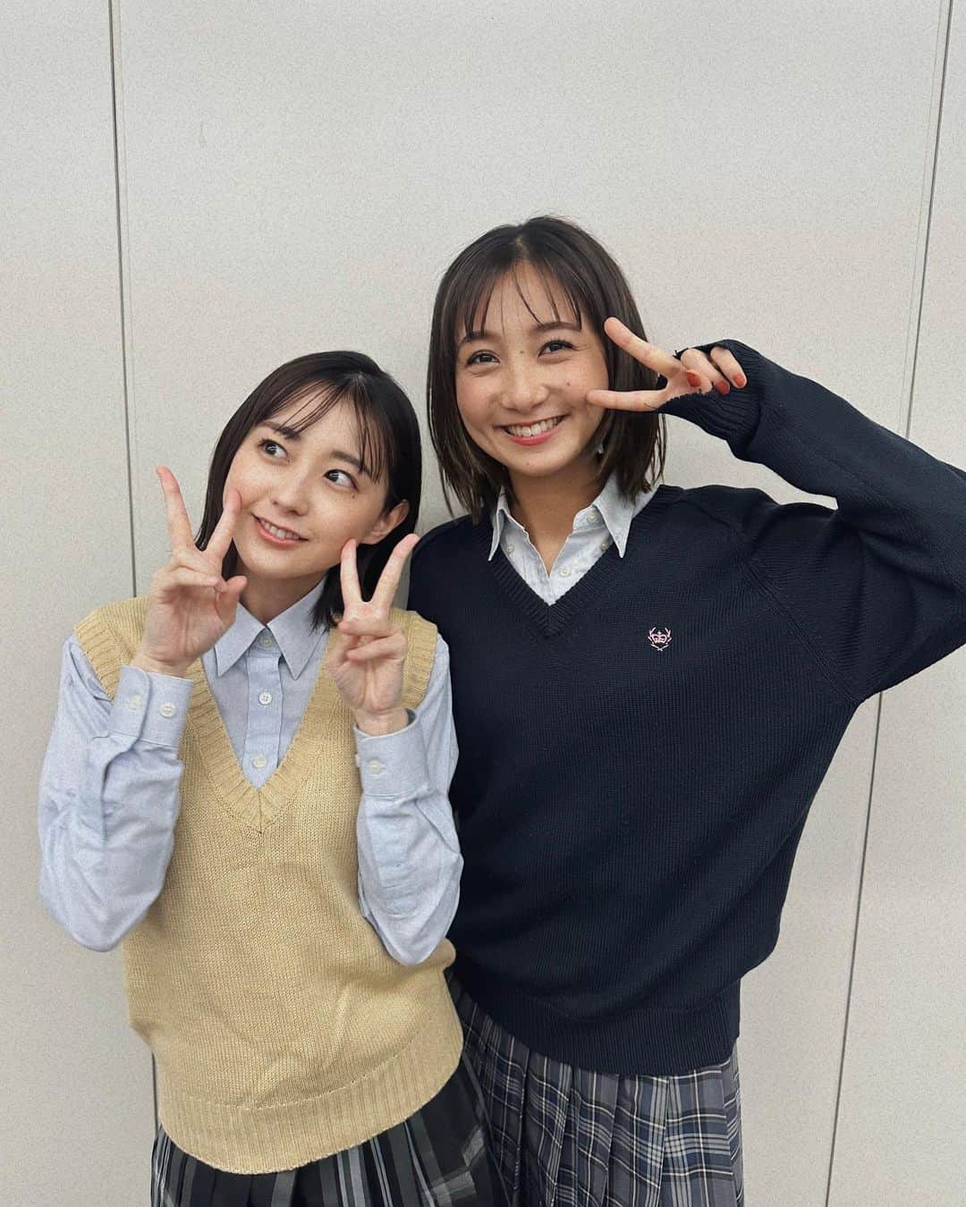 のインスタグラム：「母校はセーラー服だったので、 ブレザーは初めてかも👩‍🎓  制服がハロウィン仮装になるくらい月日が経ちました…🎃 忍びないのでレトロフィルターかけました(笑)  当時は制服が当たり前すぎて全然写真を撮っておらず、もっといっぱい撮っておけばよかったなーーーと大人になってから思います。  #ピースが基本の平成世代 #ブレザーへの憧れもありつつ #思い出補正でセーラー派です  #ハロウィン #ハッピーハロウィン #🎃 #制服 #ブレザー #サンジャポ」