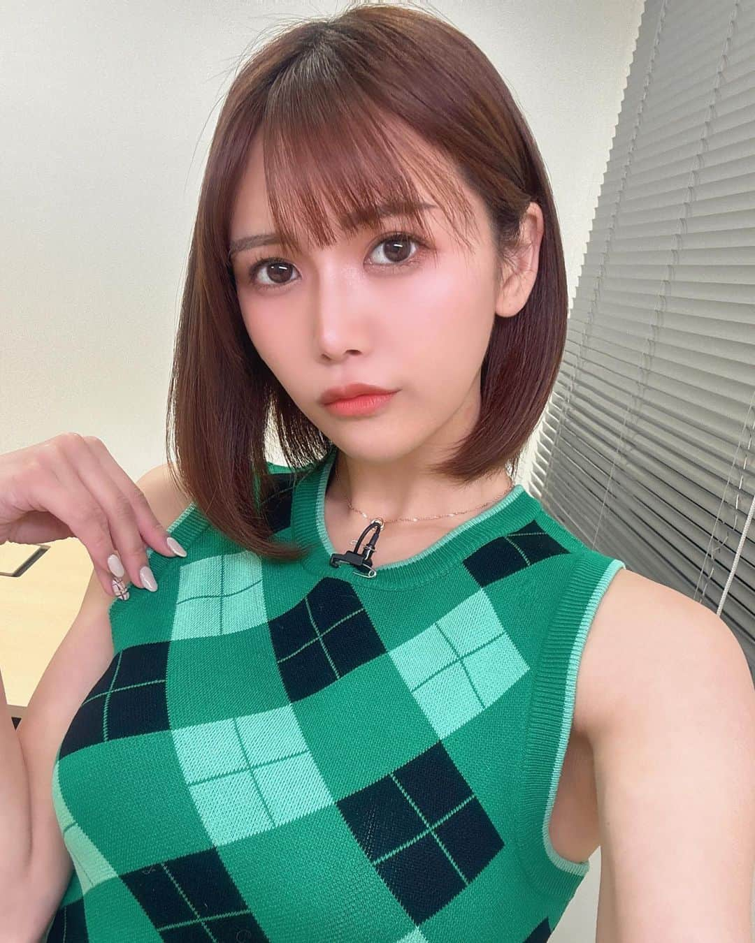 森のんのさんのインスタグラム写真 - (森のんのInstagram)「炭治郎みたいなニットワンピース💚笑 . 昨夜の「ミッドナイト競輪」ご視聴いただき、ありがとうございました😊 . 初競輪だったので事前にお勉強していたけど、いざ賭けるとなると難しい！ でも的中して良かった🎯 . AbemaTVにて見逃し配信しています👀 . . .  #グラビアアイドル #高身長コーデ #高身長女子 #高身長  #へそ出し #くびれ #くびれ作り #腹筋女子 #腹筋トレーニング #japanesegirl #미녀 #수영복 #아이돌 #偶像 #チラ見せ #谷間 #フォローミー  #ランジェリー #下着 #ミッドナイト競輪 #競輪 #abematv」10月31日 19時14分 - mori_nonno