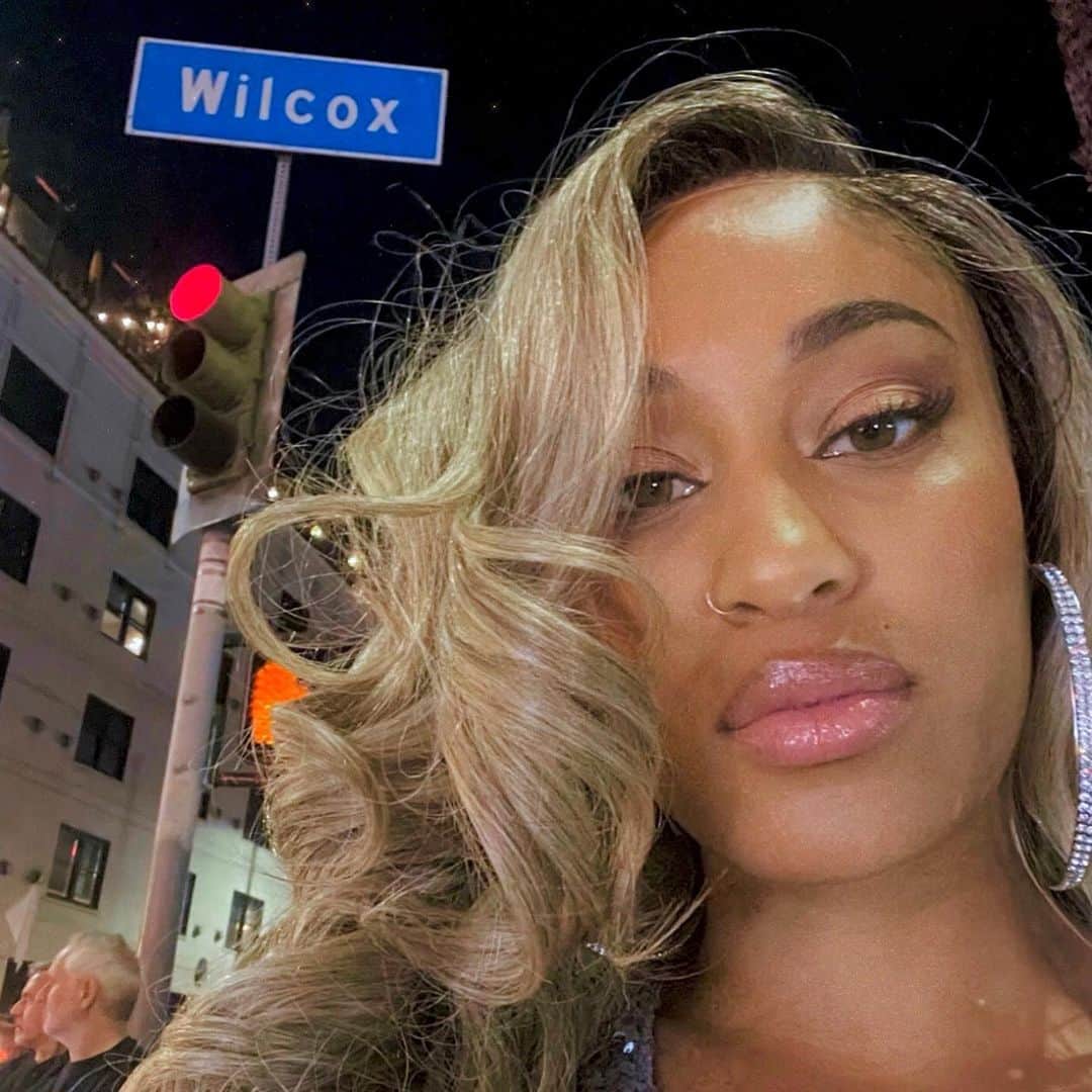 クィーン・ハリソンのインスタグラム：「This blonde deserved a spot on my feed.  PS. It was so hot in the party my lace lifted (slide 3) 😂 How y’all wearing wigs full time? And ALL of my pics with Miss MISSISSIPPI (from @pvalleystarz) were blurry but… I love shannonthornt_n so yall gon see anyways 😍  #halloween #blonde」