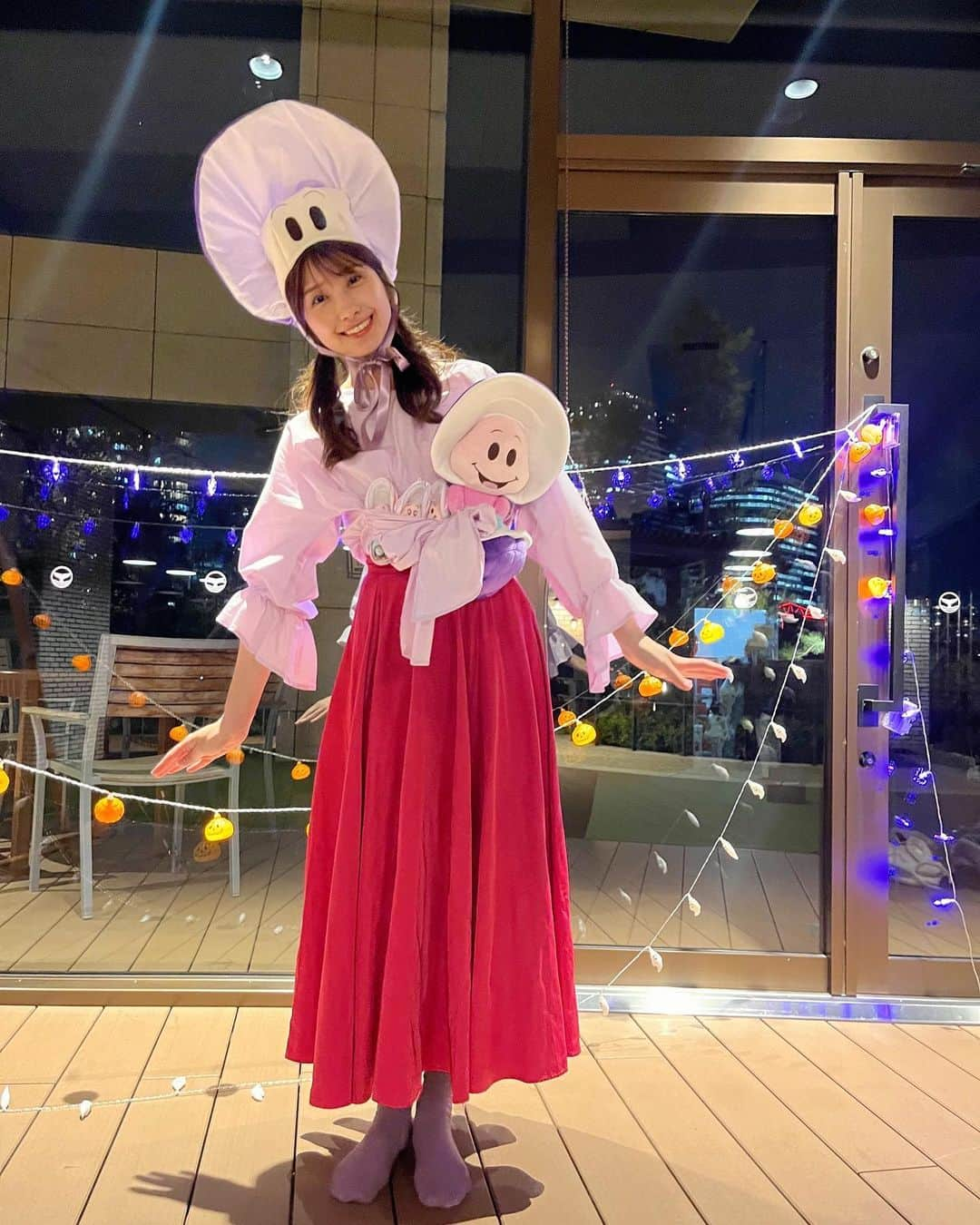 伊藤友里のインスタグラム：「🎃HAPPY HALLOWEEN🎃  お友達家族とのハロウィン会で 親子でアリスのヤングオイスターズと白うさぎになりました🦪🐇🕰♥️  被り物は義理の妹ちゃんがもともと娘に手作りしてくれたものがあまりにもかわいくて拝借🤭  立体的でクオリティが高すぎるのです💜  #ハロウィン #仮装 #ヤングオイスターズ #白うさぎ #不思議の国のアリス」