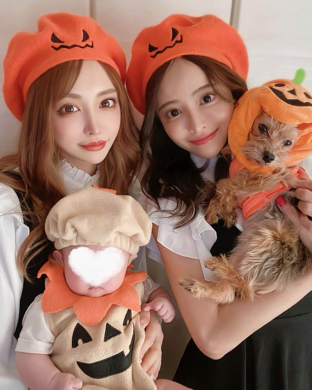 サキ吉さんのインスタグラム写真 - (サキ吉Instagram)「👻🎃HAPPY HALLOWEEN🎃👻 ． 今年はベビ吉もいるので おうちでまったりハロウィン気分🫶💕 ご近所りりたん×リボン🐶🎀と 家族で楽しみましたーっ🥰❤️❤️❤️ ゆめツナも参加したよ🐕🐕 みんなでカボチャ🎃になったの😏 ． 可愛いに囲まれて幸せ時間でした🥰 ． ． ．  #新米ママ #女の子ママ #令和4年ベビー #女の子ベビー #赤ちゃんのいる暮らし #赤ちゃんのいる生活 #子育て #ママライフ #ママ垢さんと繋がりたい #0歳児ママ #ハロウィンコスプレ  #ハロウィンパーティー #halloween2022  #halloween2022🎃👻🕷️ #おうちでハロウィン」10月31日 11時02分 - sakikichi1201