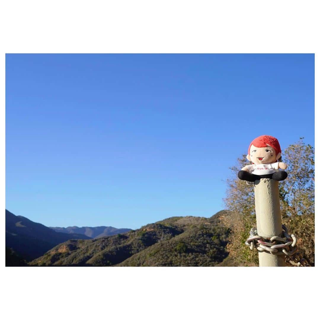 リクヲさんのインスタグラム写真 - (リクヲInstagram)「アメリカだと今日が誕生日だったので、自転車で山へいい景色を見に行こうと一生懸命登ったのですが、 途中でチェーンが外れて足を強打。 どうやら山は嫌いだったようですw それか「こんな事してないで動画をもっと作れ！」って意味か？🫢  PS ありえない量の靴が電線にかかってたのでそれも載せておきます。笑」10月31日 11時17分 - avntis_rikuwo