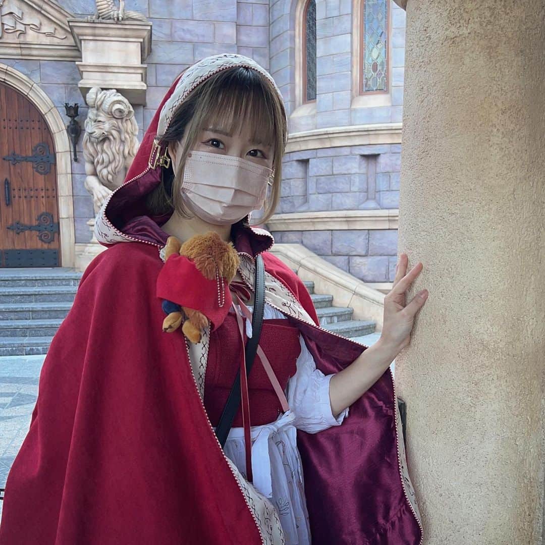みのりんのインスタグラム：「Happy Halloween!!!  I wonder if anyone can guess what I am? Hmmm….?  I’m actually Belle from Beauty and the Beast, but in her red winter costume!! 😄  こんにちは！何のコスプレかわかる方いますか？ 実は、美女と野獣の愛の芽生えの部分のコスチュームなんです！ディズニーランド、楽しんできました☺️  #belle #beautyandthebeast #halloween」